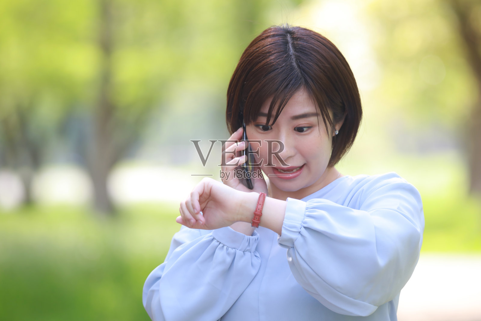 一个女人在匆忙地看她的手表照片摄影图片