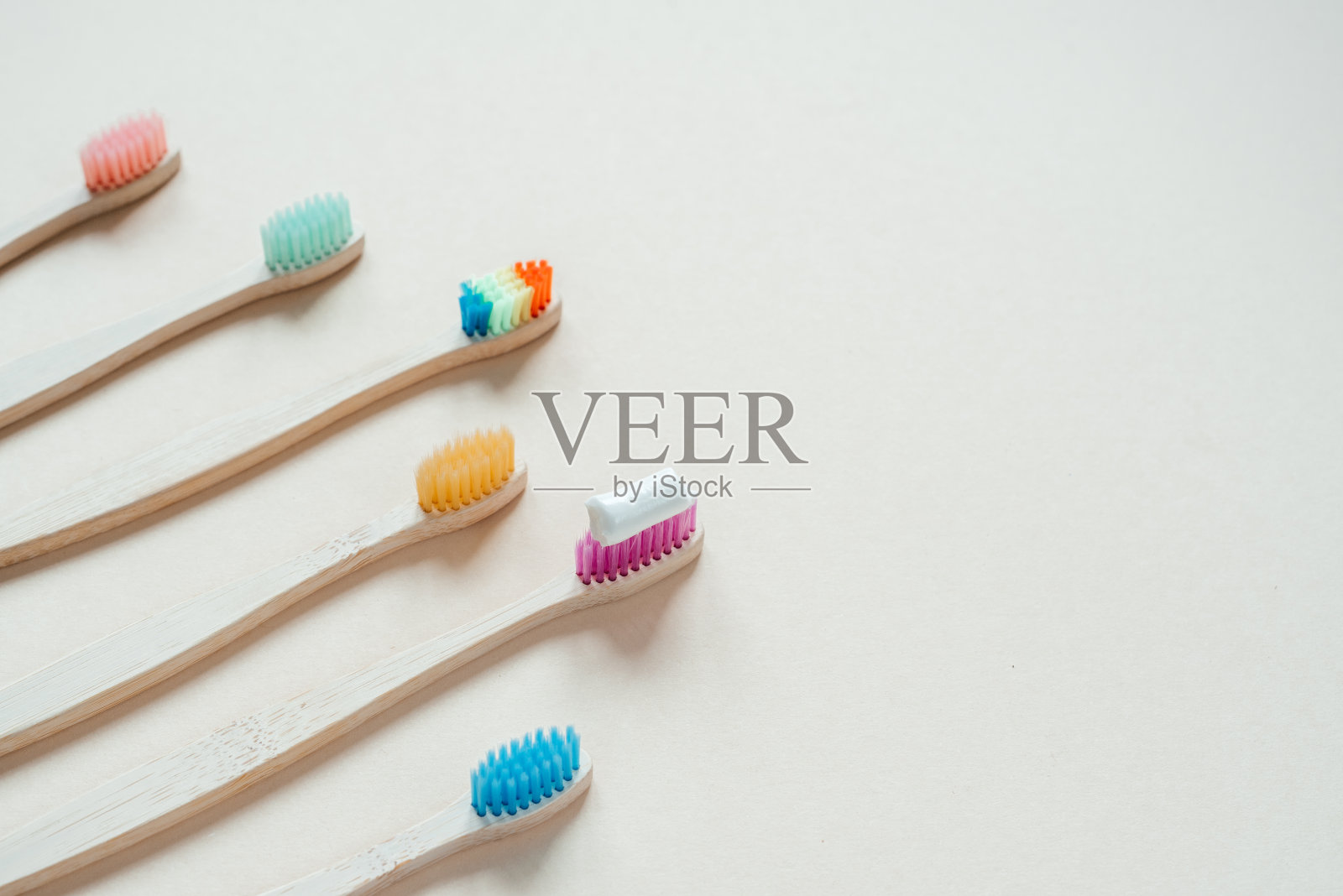 黑色和紫色的环保竹牙刷，零浪费的牙科护理理念，可持续的生活方式照片摄影图片