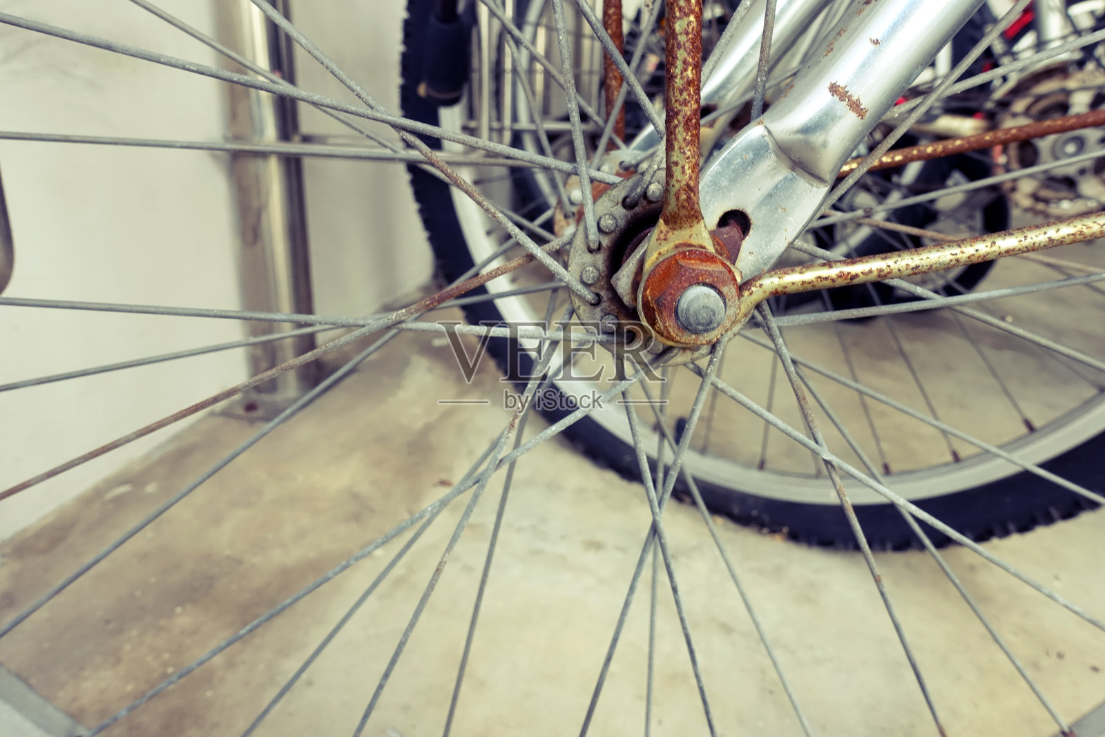 公共住宅区里的一辆生锈的旧自行车照片摄影图片