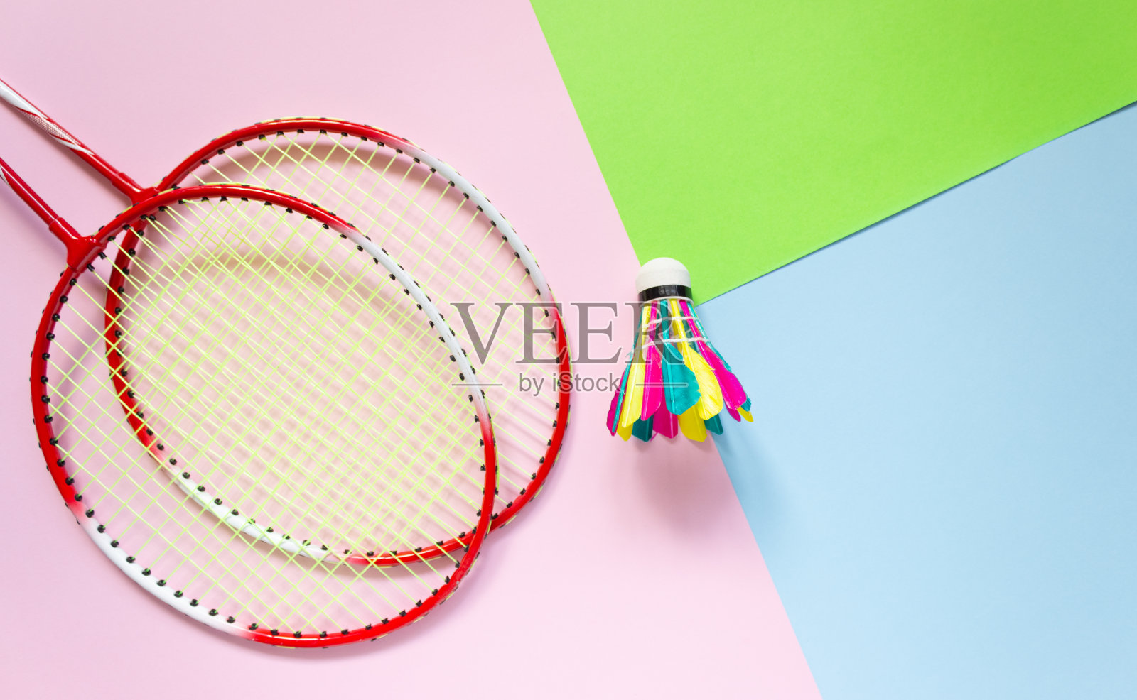 球拍和羽毛球在一个彩色的背景，俯视图。运动，夏季户外活动。照片摄影图片