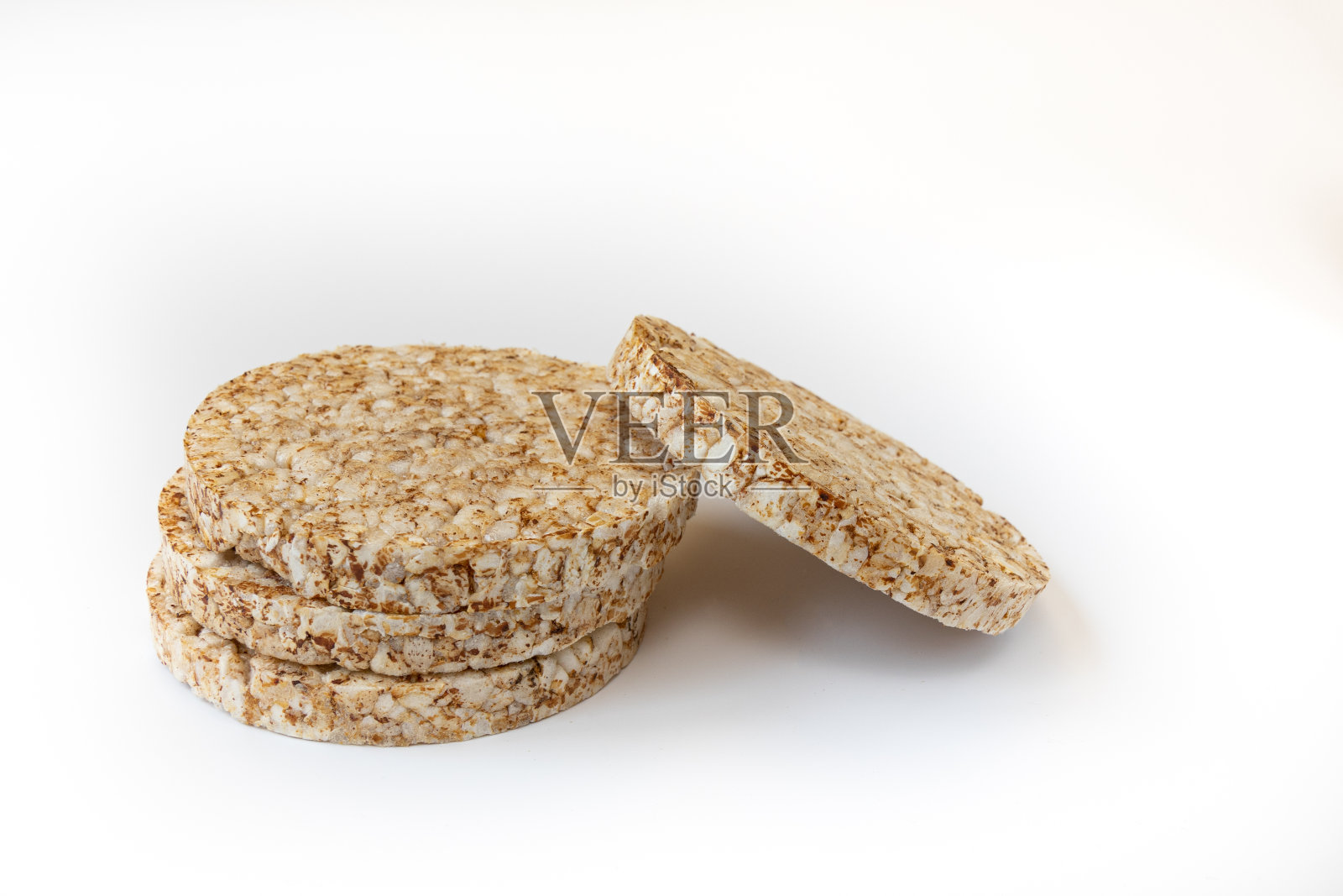 白色背景上孤立的米糕，谷物脆饼照片摄影图片