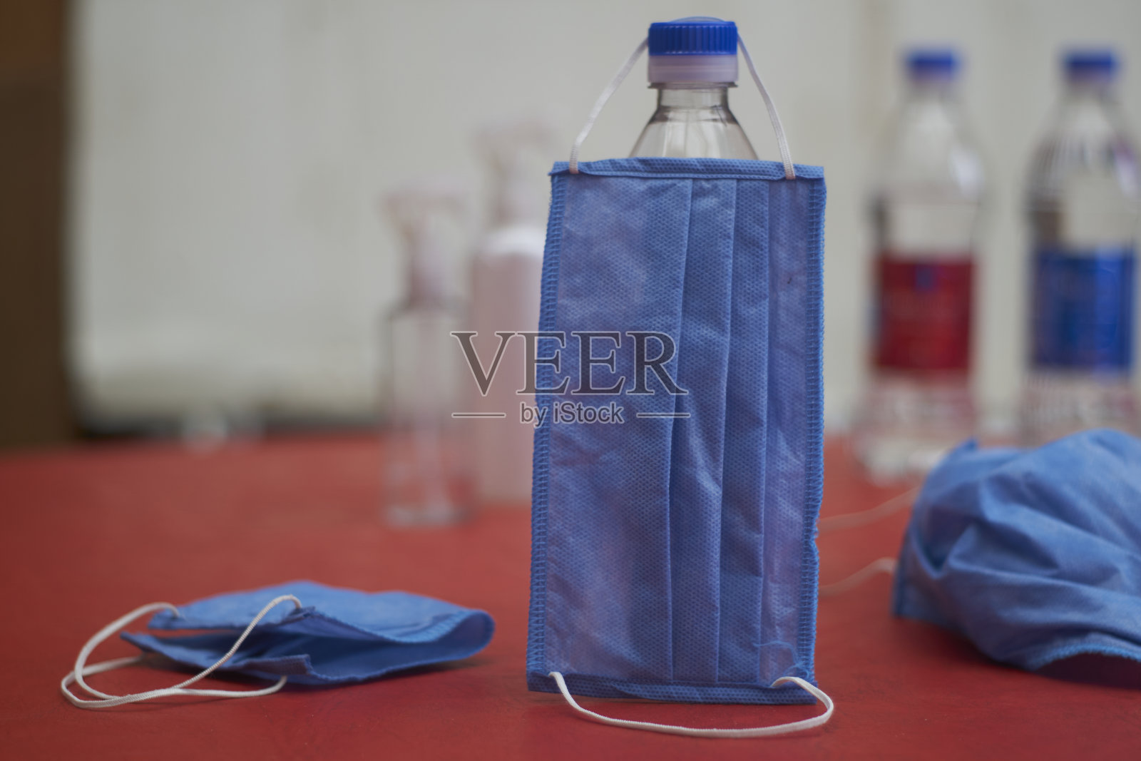 卫生口罩和洗手酒精。防止Covid - 19传播。照片摄影图片