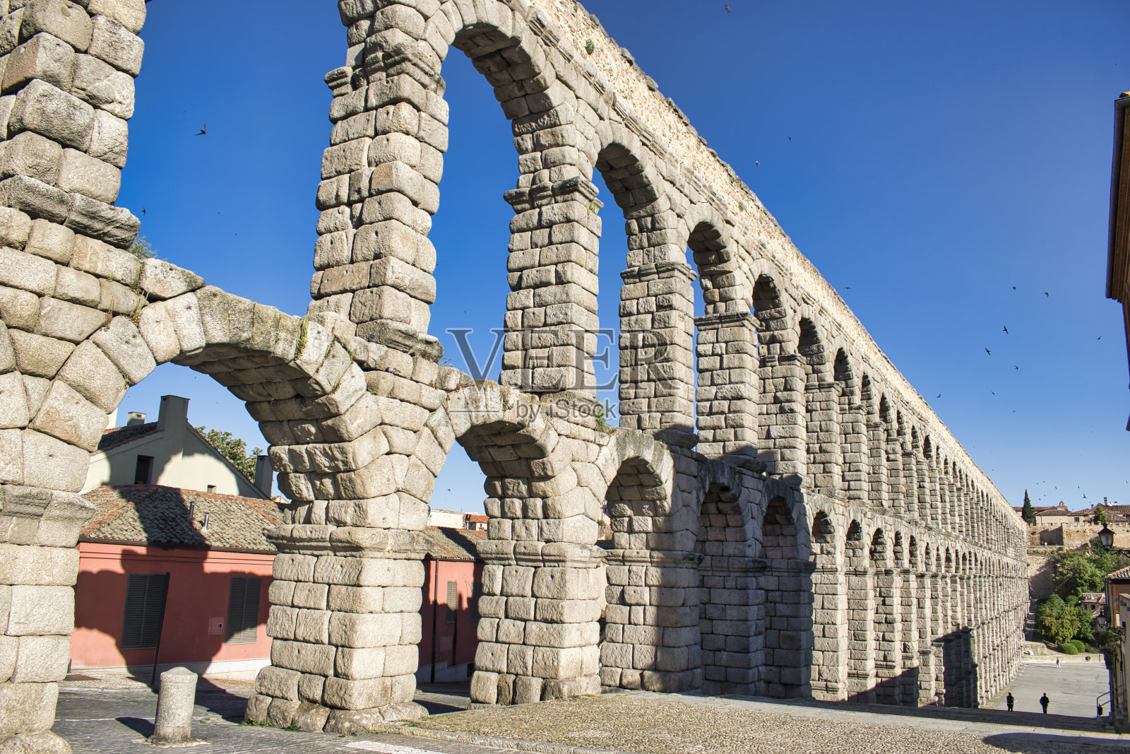 西班牙塞戈维亚的古罗马高架渠照片摄影图片