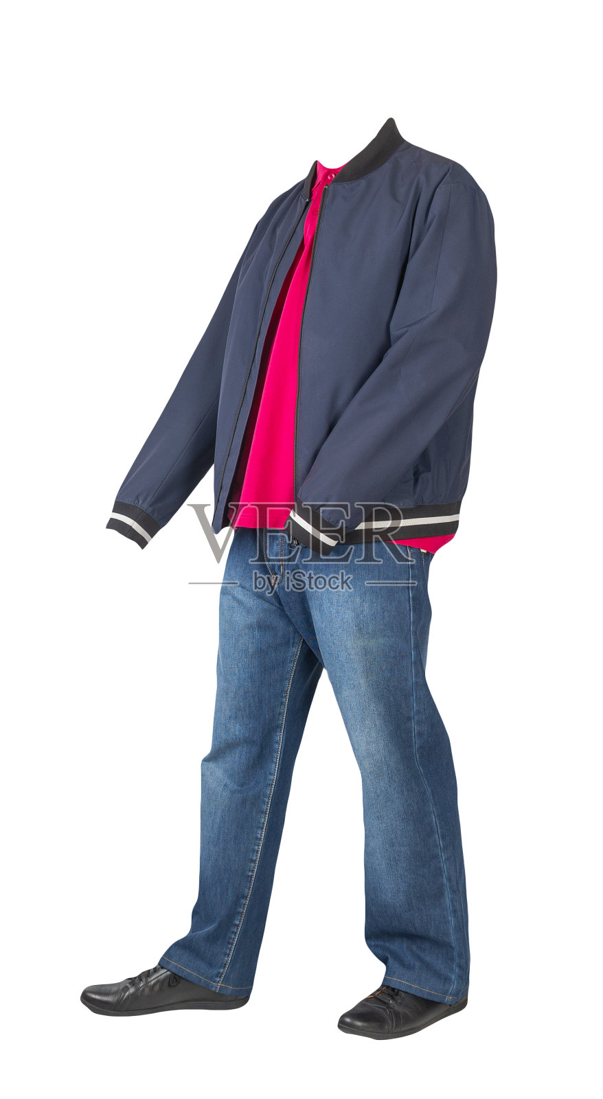 牛仔裤，纽扣上有领的t恤，夹克和皮鞋孤立在白色背景上照片摄影图片