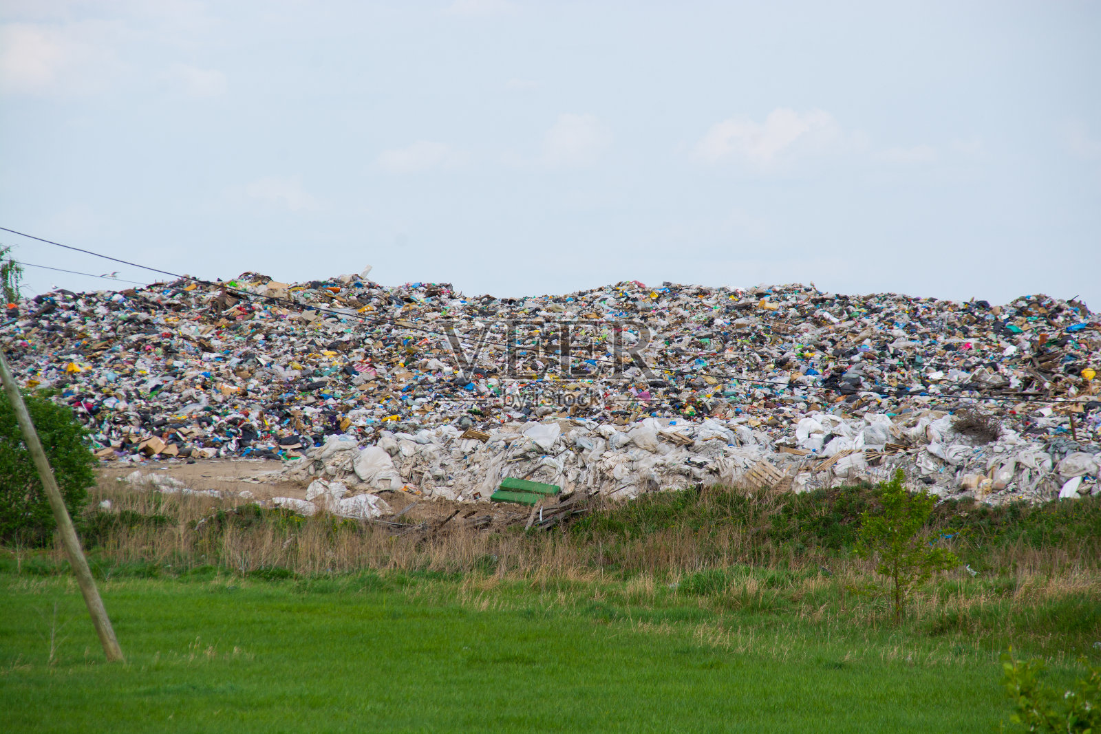 生活垃圾在自然界的填埋。环境灾难。照片摄影图片