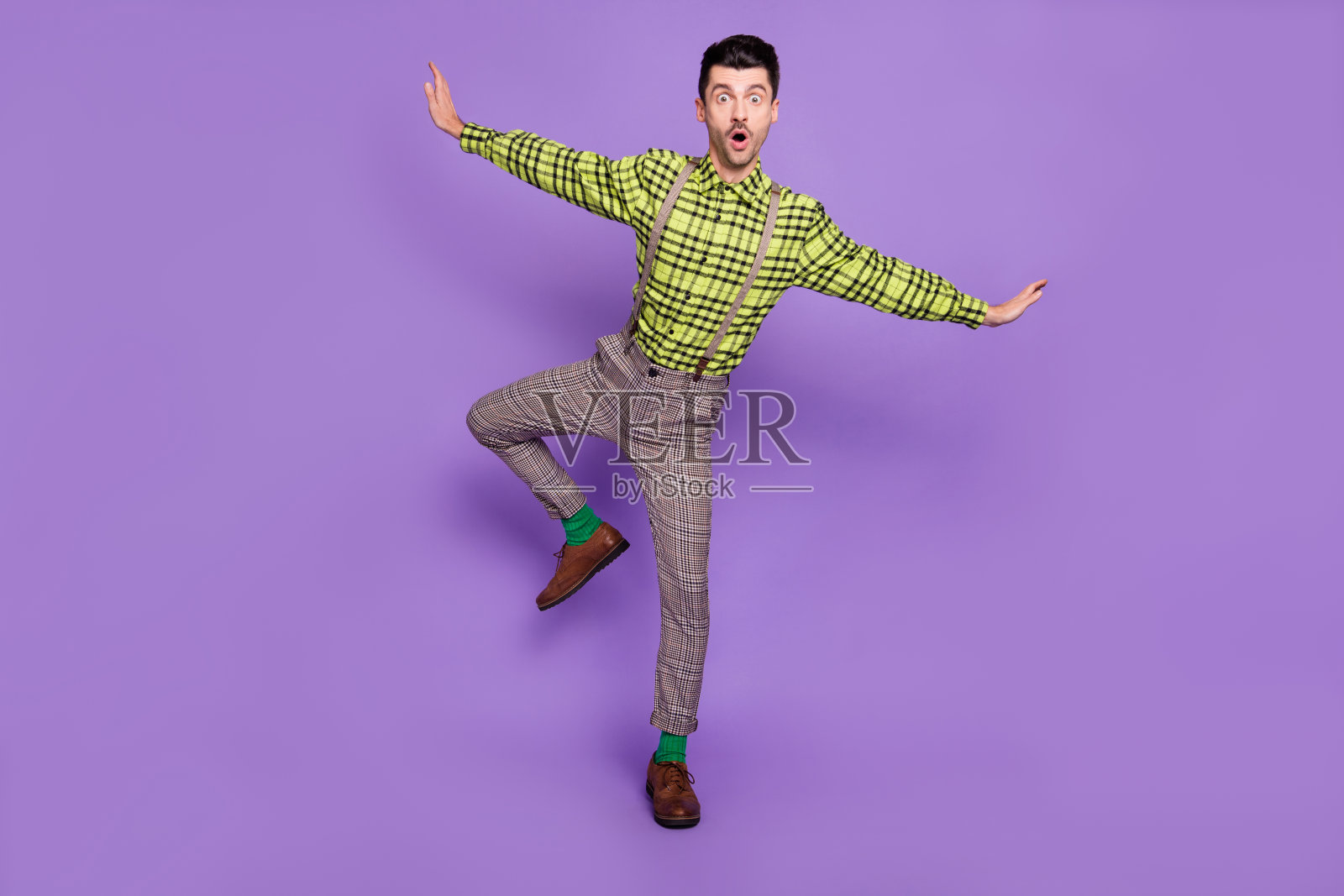 全尺寸的照片年轻的震惊惊讶的人跳舞的手像翅膀孤立在紫色的背景照片摄影图片