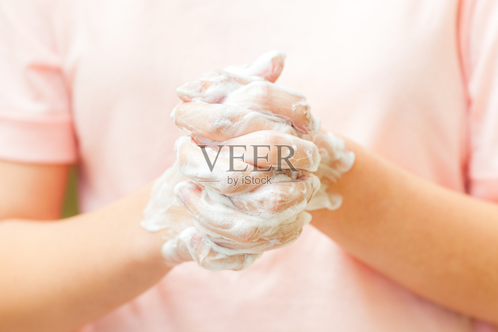 正面的女人的手与肥皂泡沫照片摄影图片