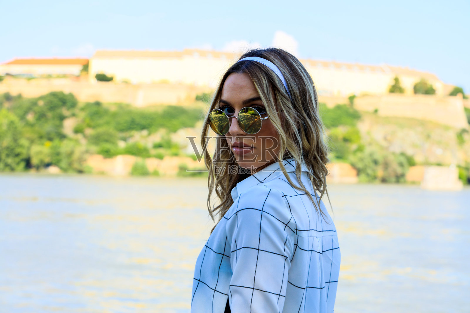 美丽的都市金发女孩在城市里摆姿势。照片摄影图片