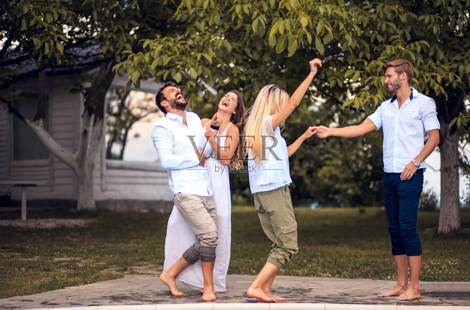 朋友们在后院玩。照片摄影图片