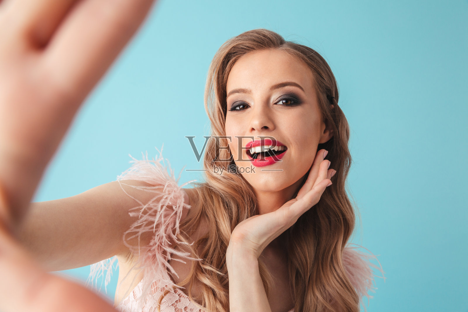 性感愉悦的金发女人在裙子上自拍照片摄影图片