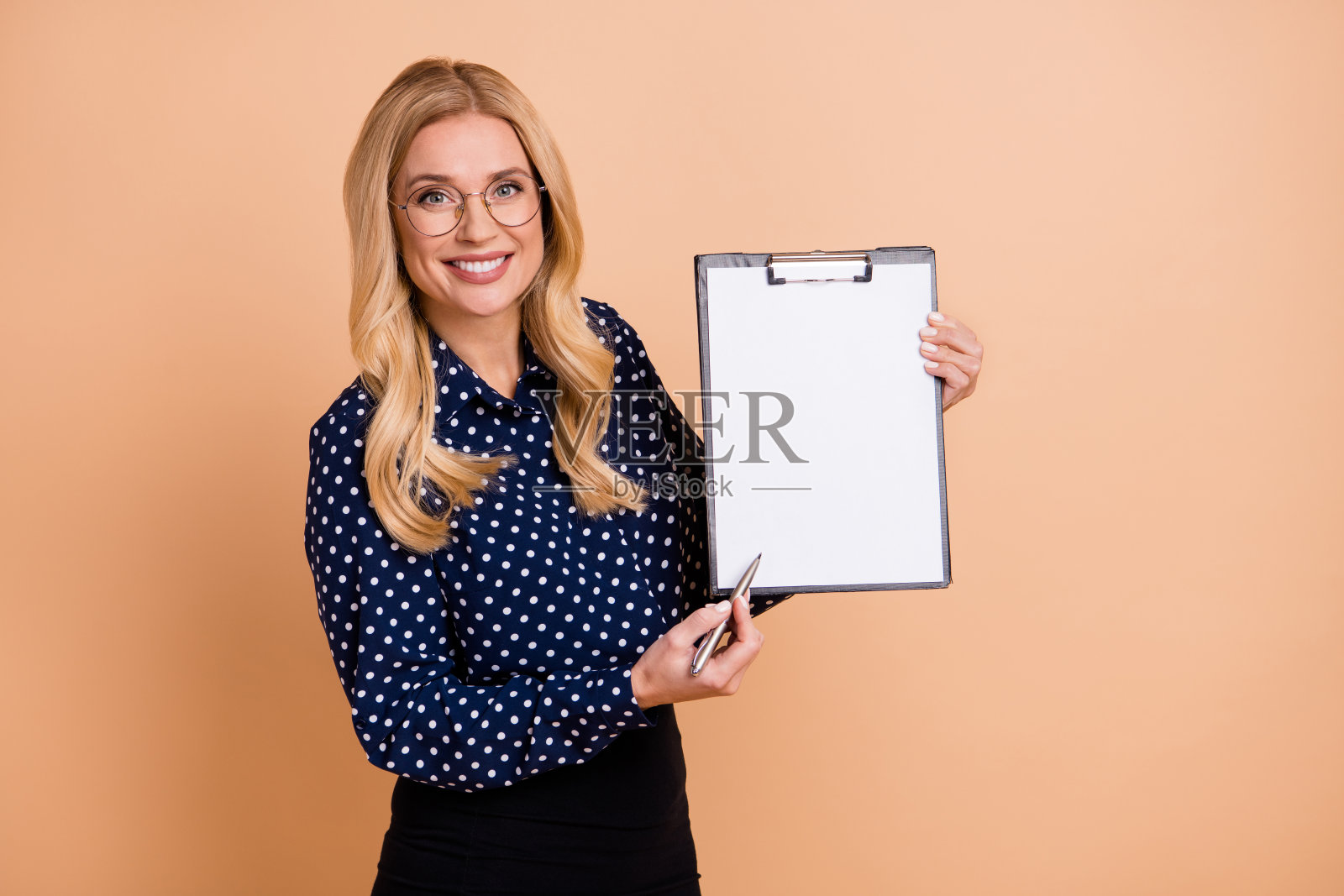 照片快乐好心情微笑的女商人在眼镜演示项目孤立在柔和的颜色背景照片摄影图片