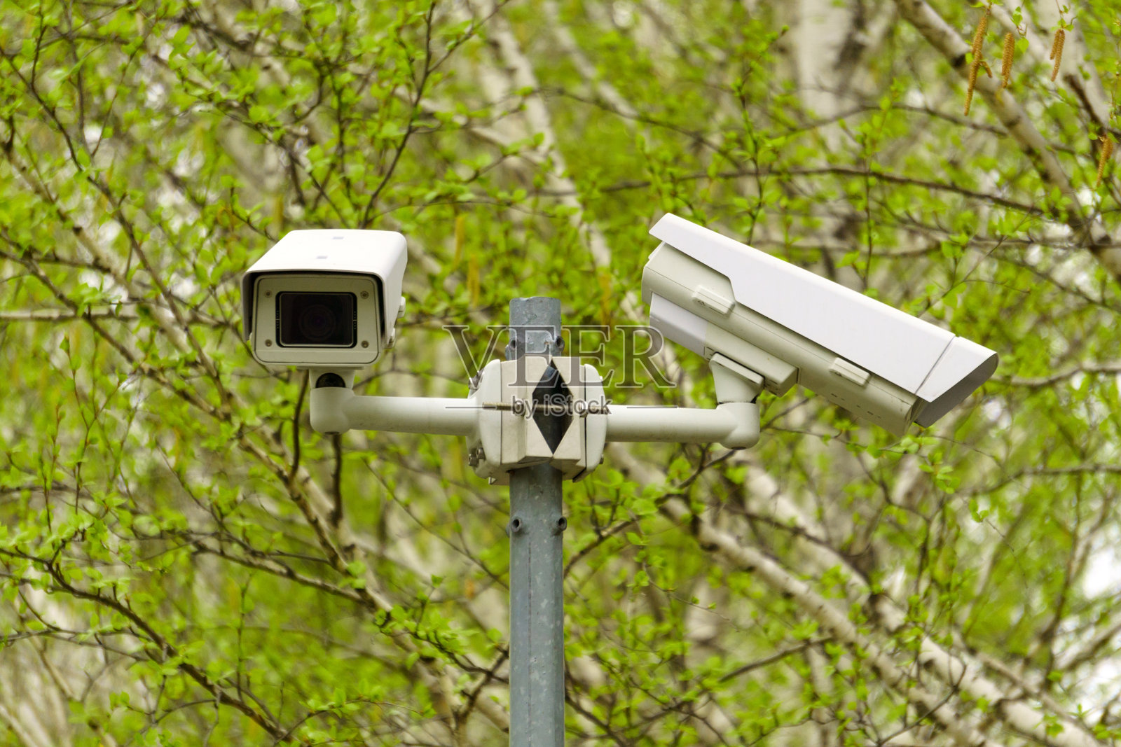 在杆子上安装视频监控，以检查出入口的安全。有选择性的重点照片摄影图片