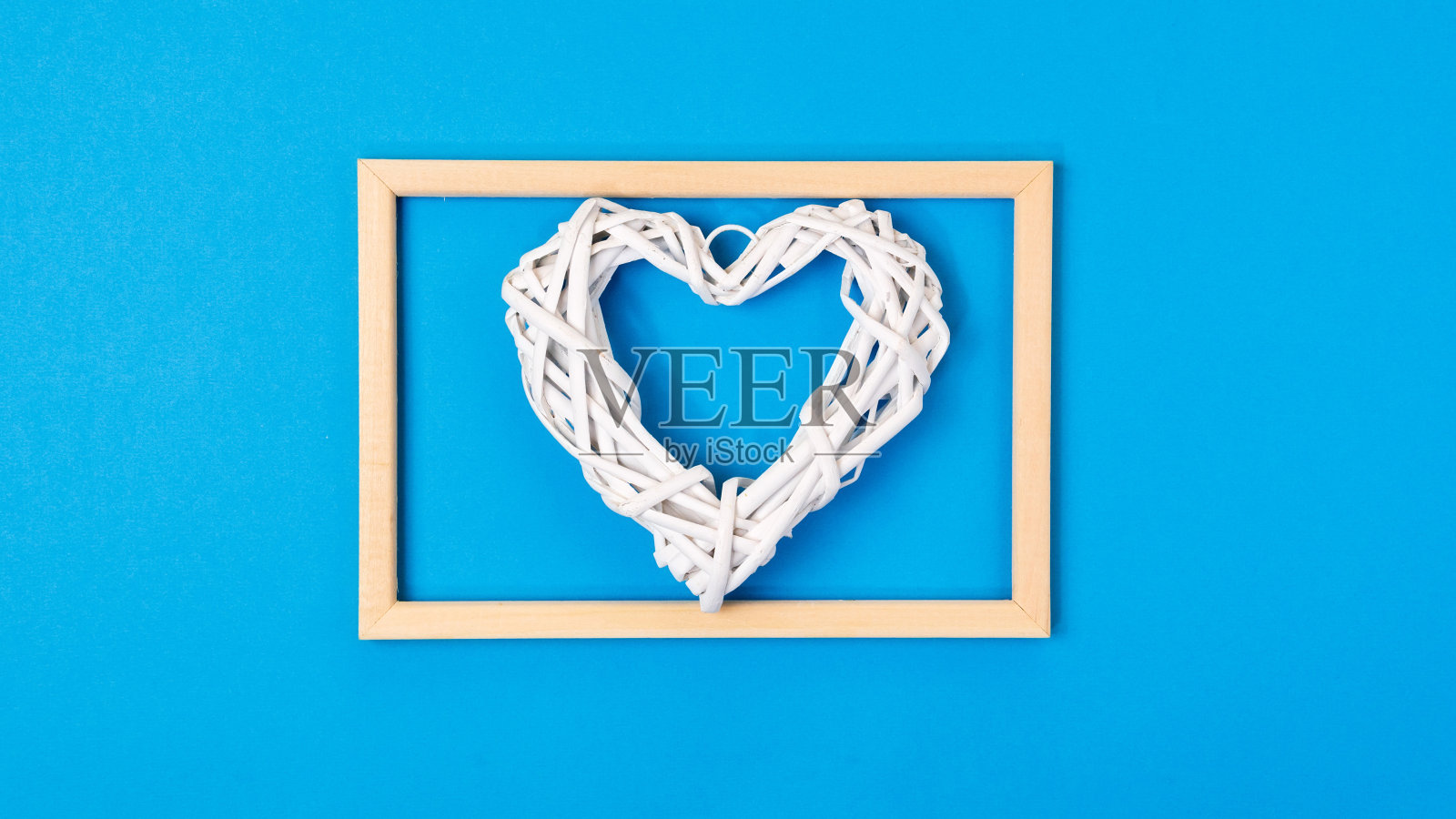 心脏在蓝色背景下跳动。可以在情人节或母亲节使用。照片摄影图片