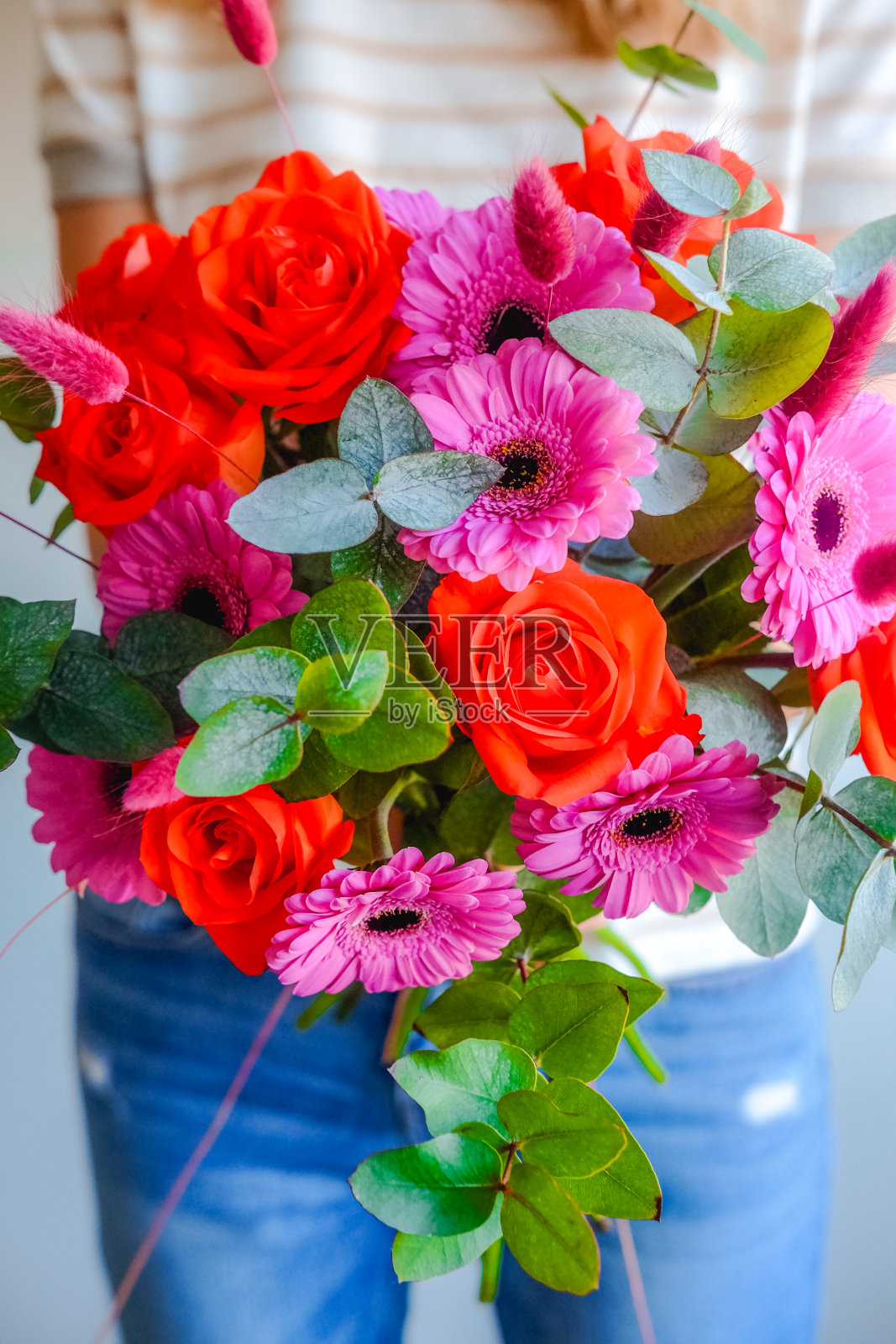 拿着一束花的女人照片摄影图片