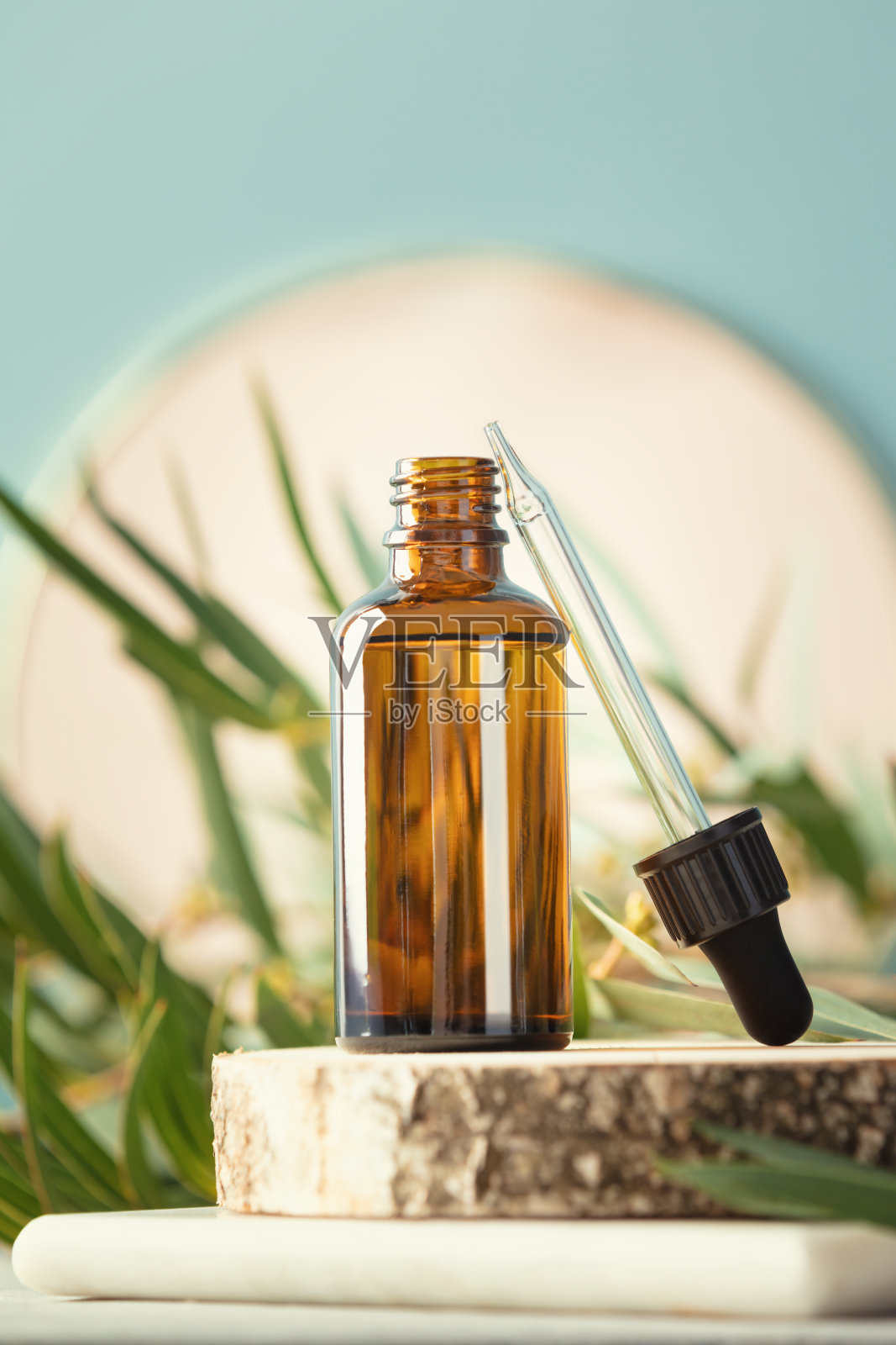 空白透明琥珀玻璃香精油瓶和吸管放在木片基座上，美容博客，沙龙治疗理念，极简主义品牌包装模型照片摄影图片