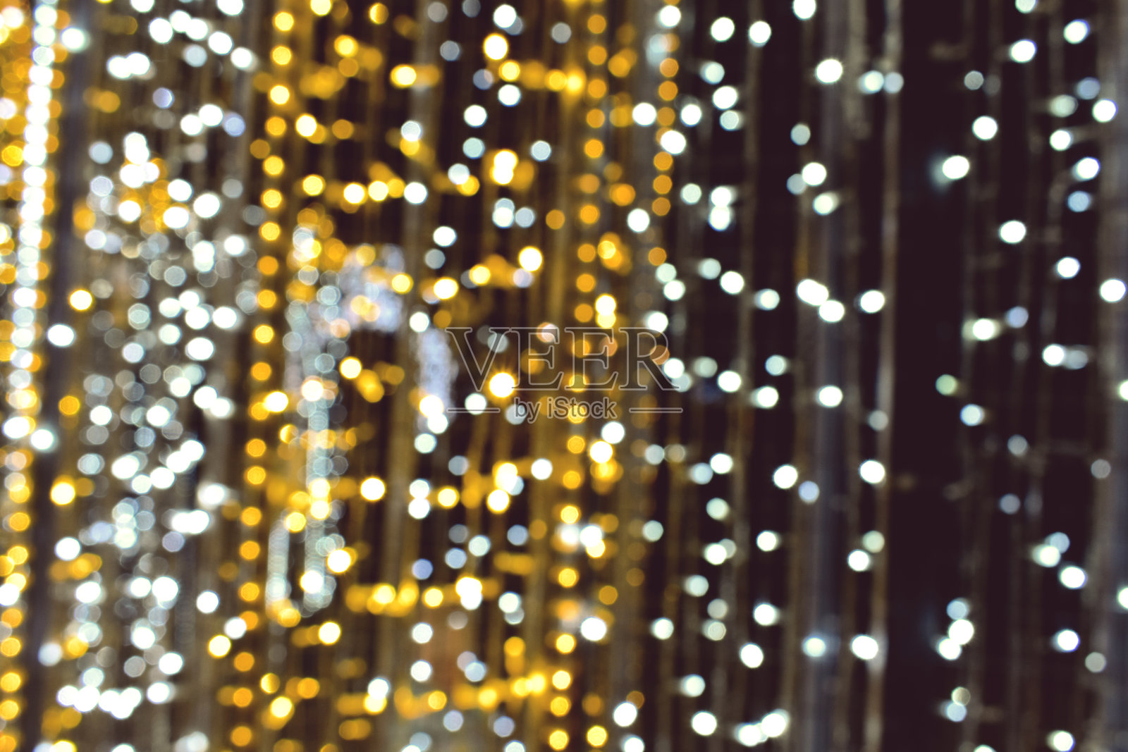 圣诞灯。新年模糊了银灰色、黄色和黑色的背景。横幅。美丽的闪闪发光的背景，纹理。散景。副本的空间。文本。模板。圣诞节。照片摄影图片