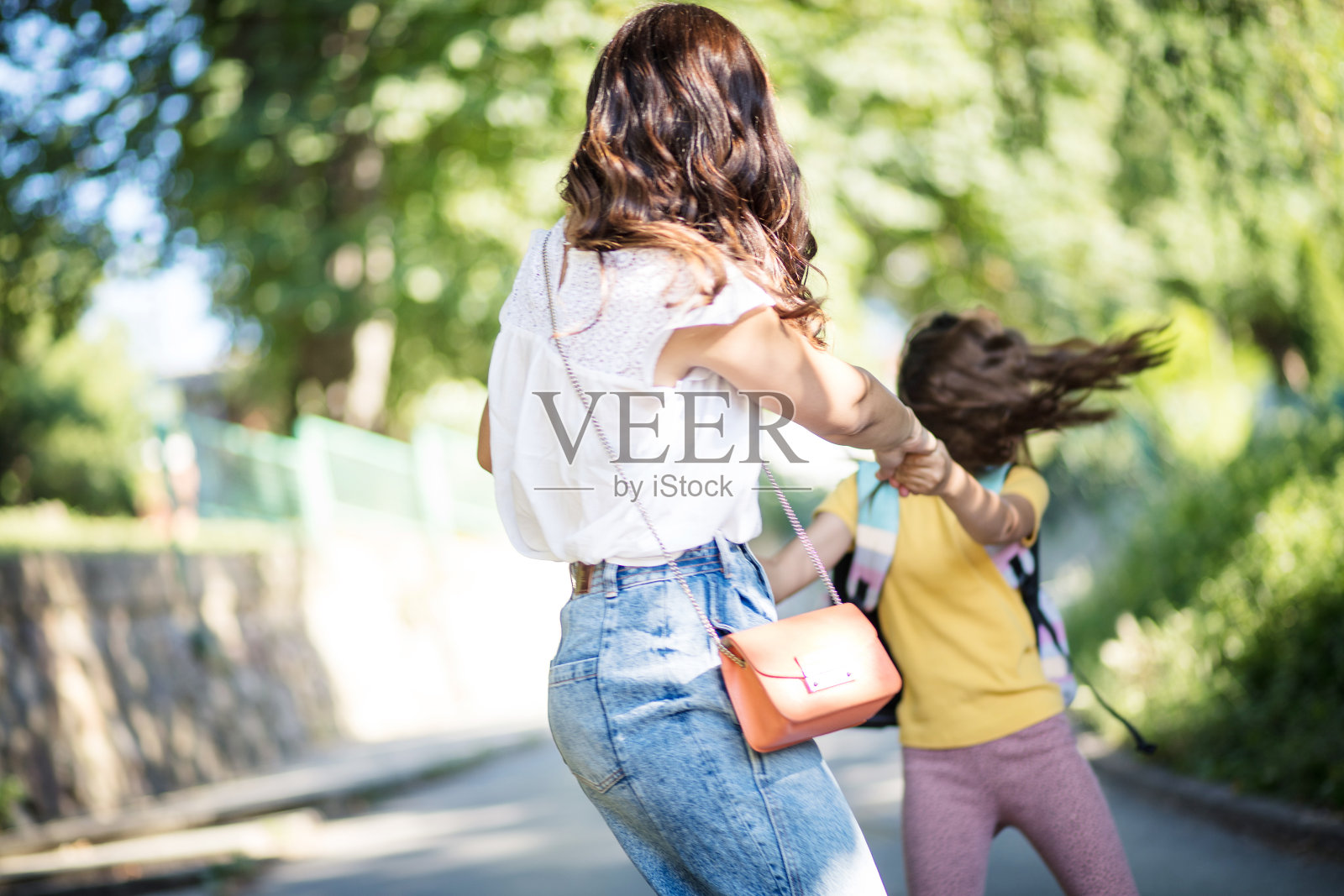 小女孩和妈妈在大自然中玩耍。照片摄影图片