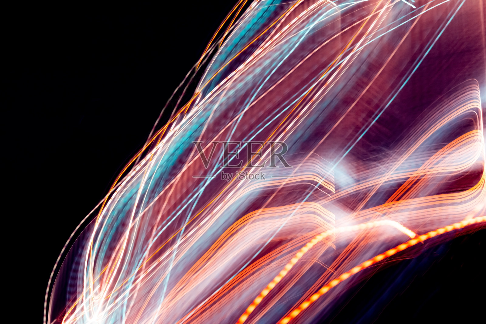 摘要长时间曝光的紫光和平光在街上。抽象模糊的光迹。摘要:夜晚的灯光照亮了街道照片摄影图片