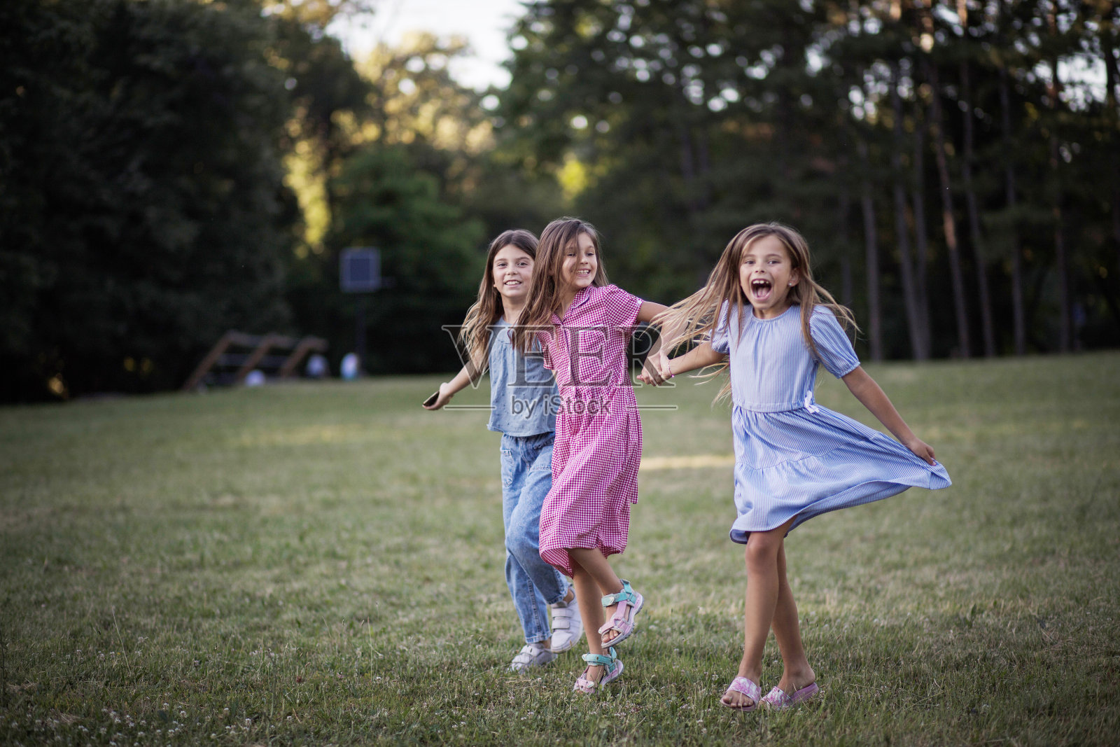 三个小女孩在大自然中漫步。年轻就是不停地享受乐趣。照片摄影图片