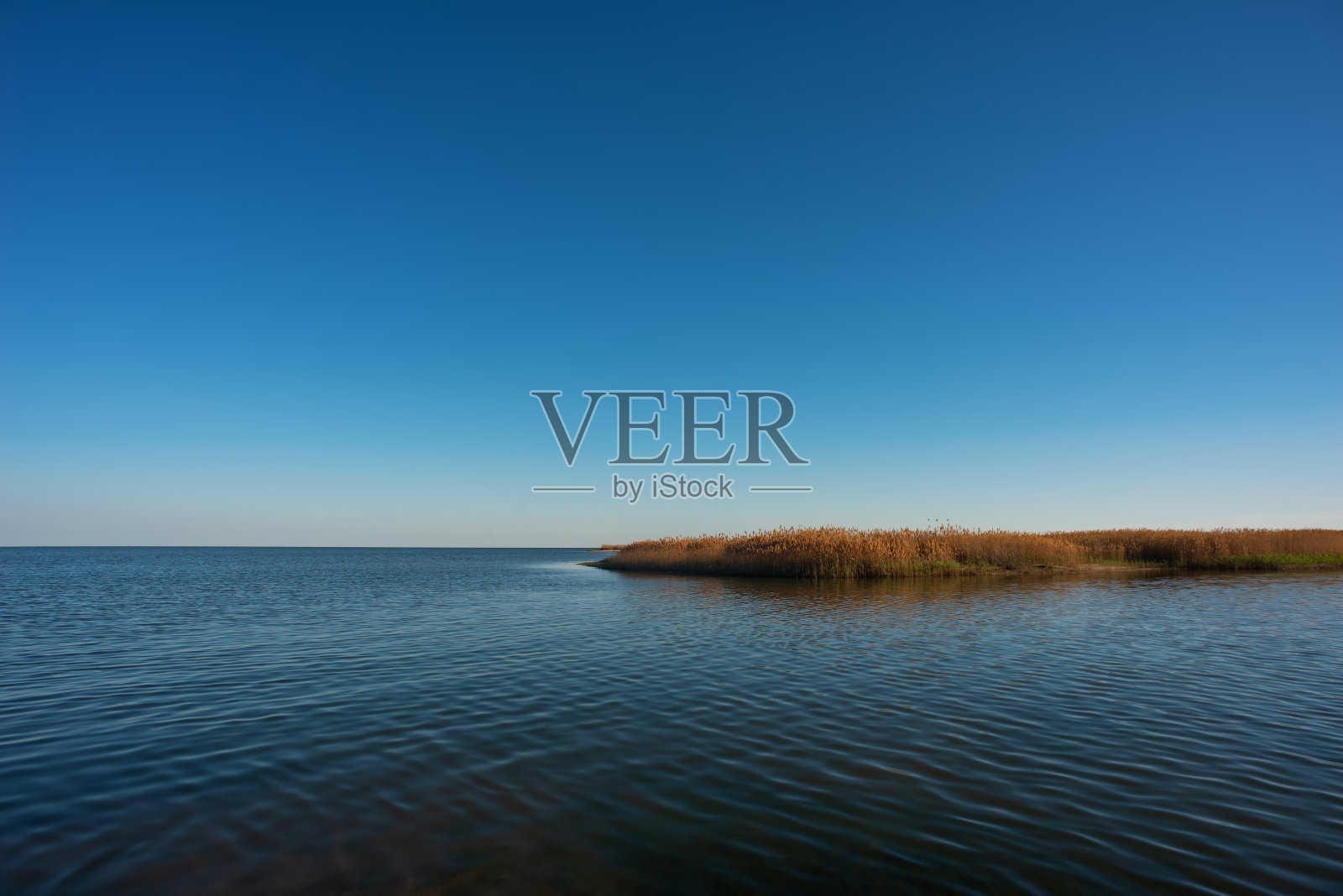 日落时美丽的蓝色湖泊照片摄影图片