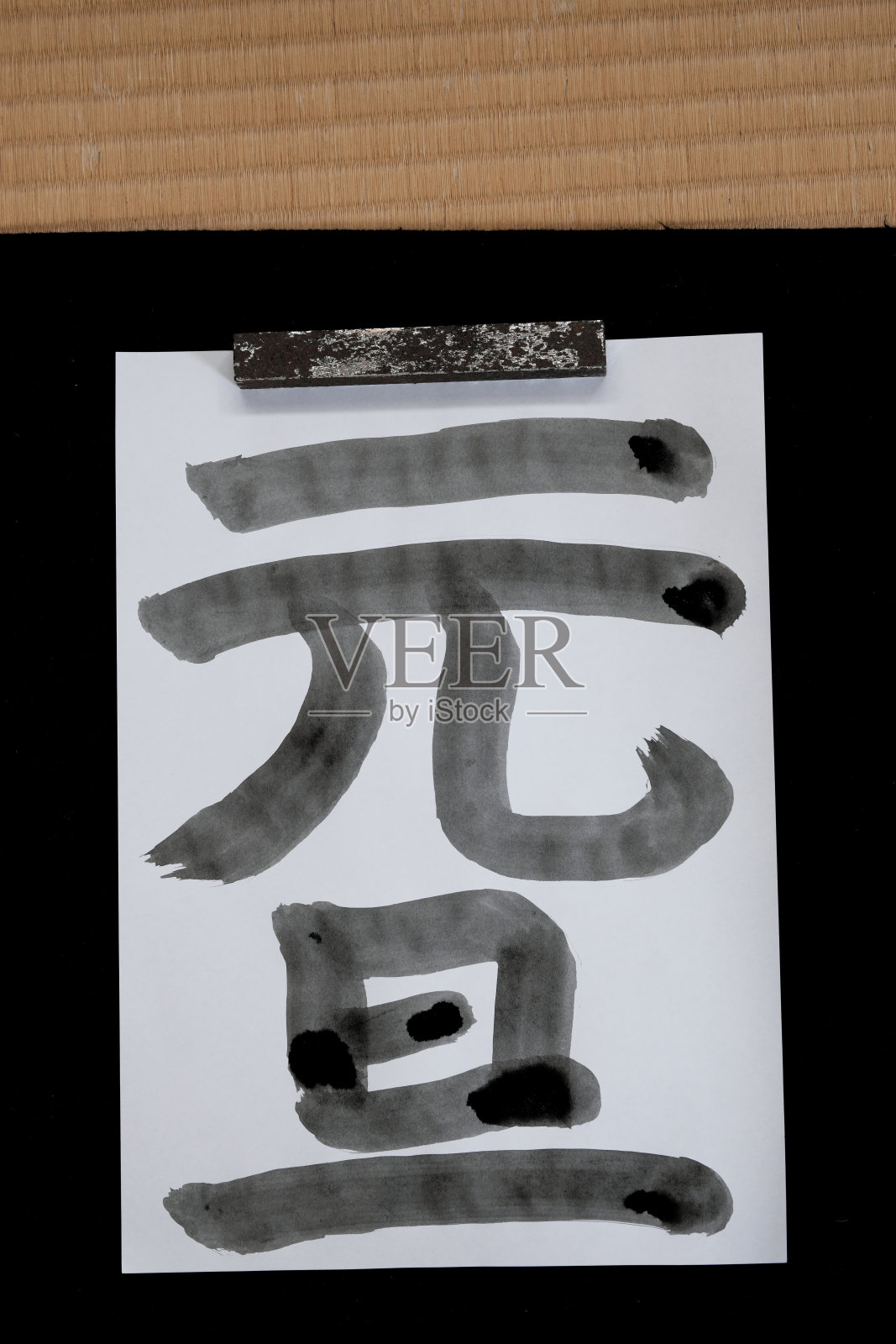 新年人物摆放在榻榻米垫子上照片摄影图片