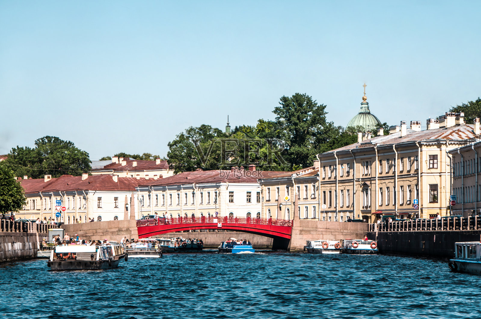 俄罗斯圣彼得堡莫伊卡河上的Krasniy Most和游艇照片摄影图片