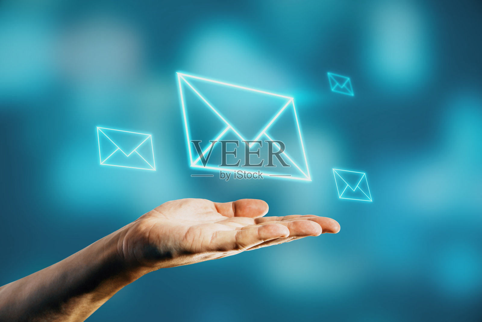 通知消息概念与人手掌和数字信封上面。照片摄影图片