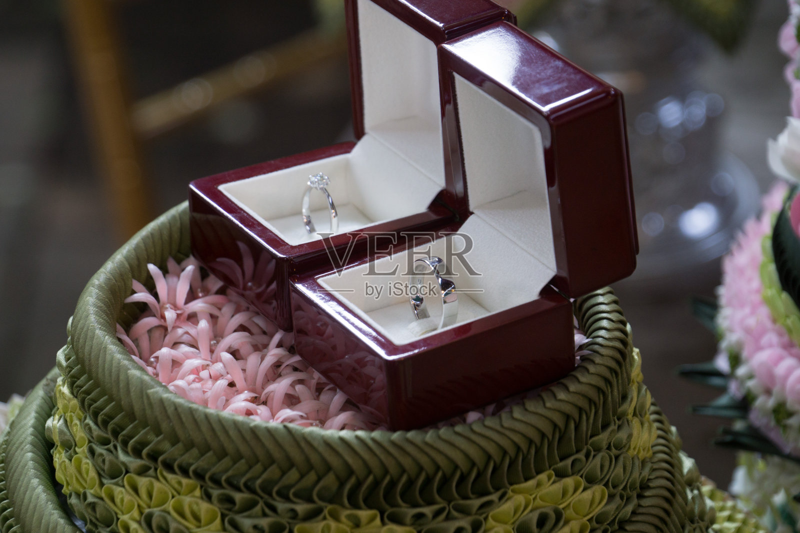 男人和女人戴着结婚戒指的照片照片摄影图片