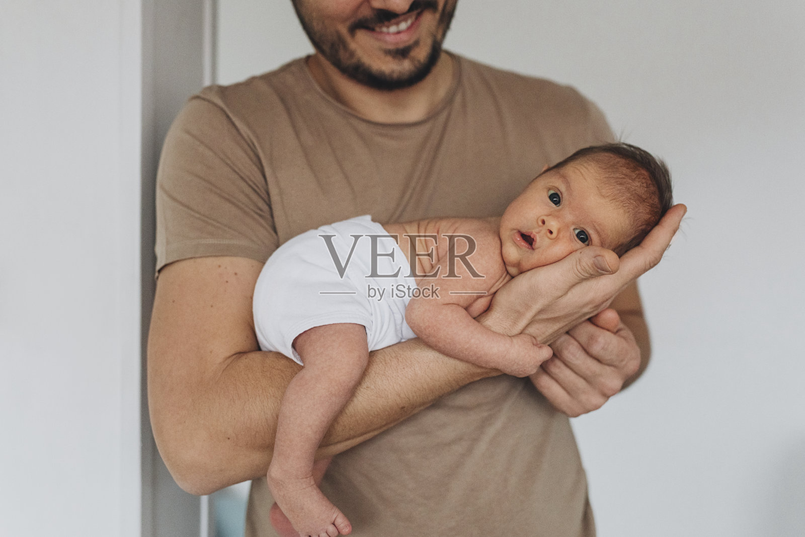 父亲与穿着尿布的新生儿的亲密关系照片摄影图片