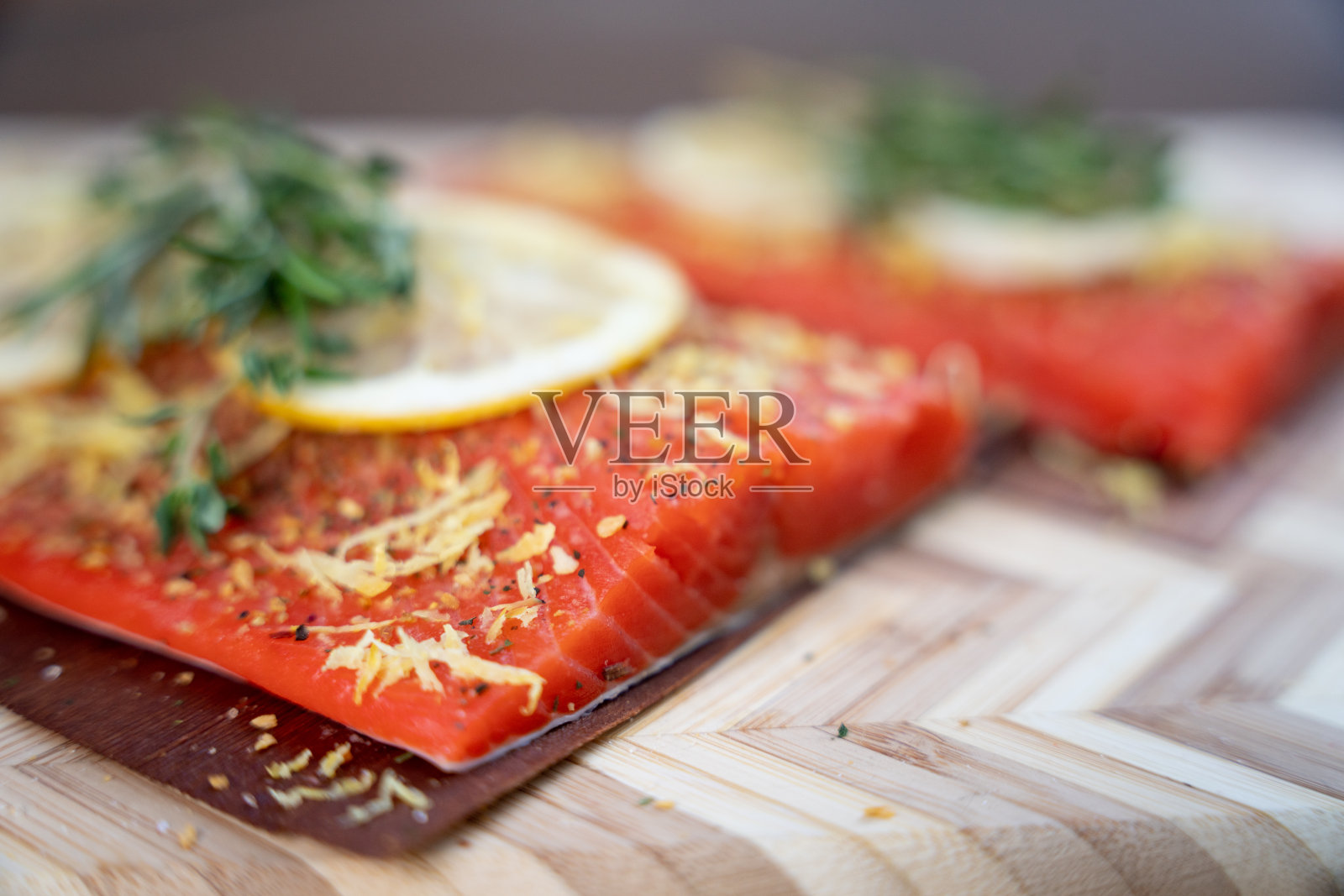 烧烤三文鱼照片摄影图片