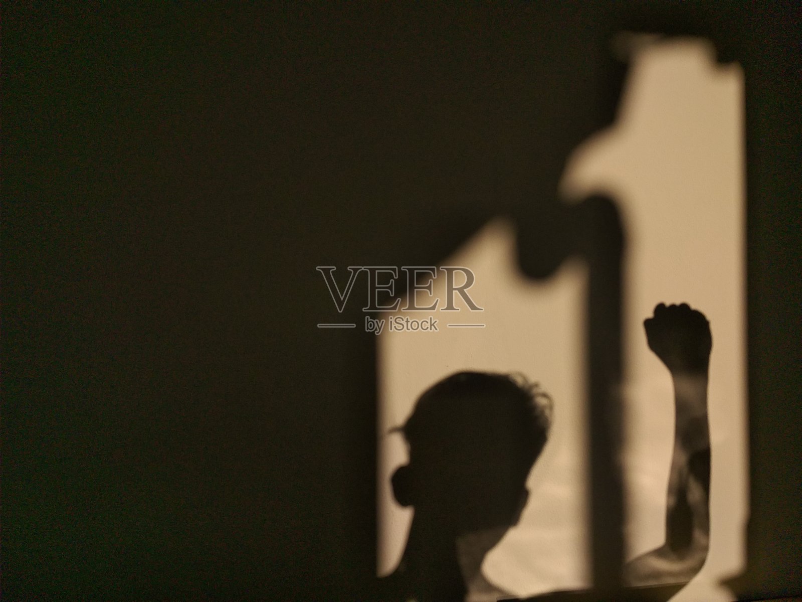 墙上的人影照片照片摄影图片