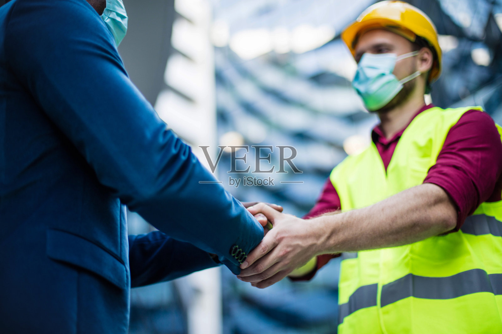 两个商人握手。注意力集中在手上。照片摄影图片