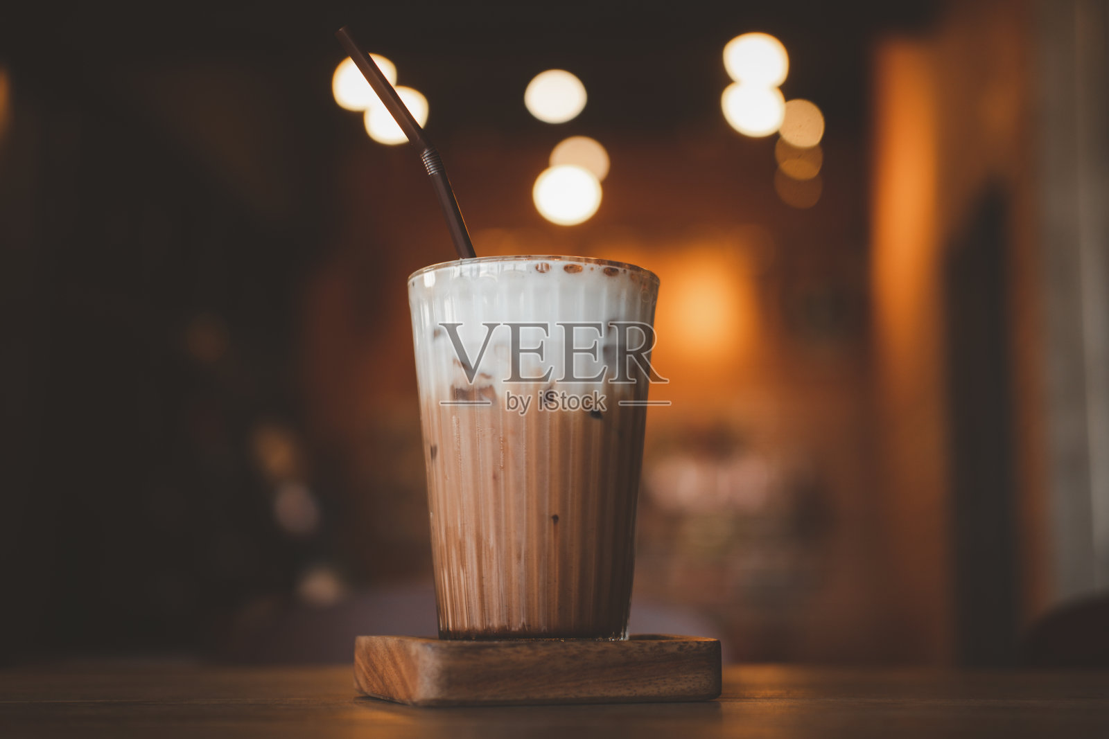 冰摩卡牛奶泡沫以散景为背景照片摄影图片