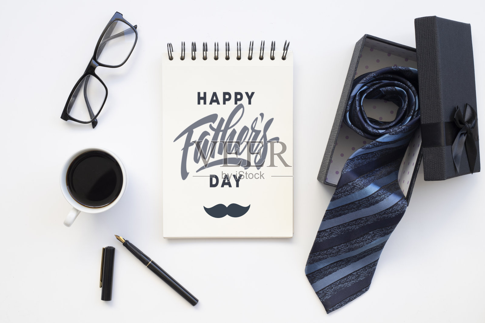 父亲节快乐礼盒与领带白色背景。照片摄影图片