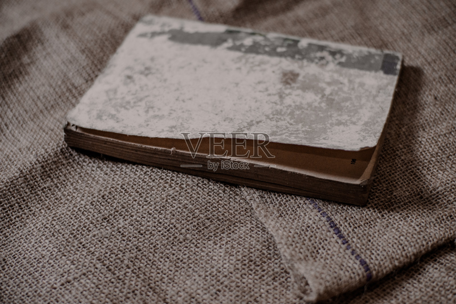 关于棕色布的旧书照片摄影图片