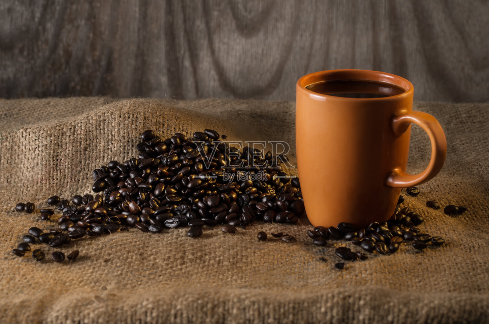 杯子和咖啡豆照片摄影图片