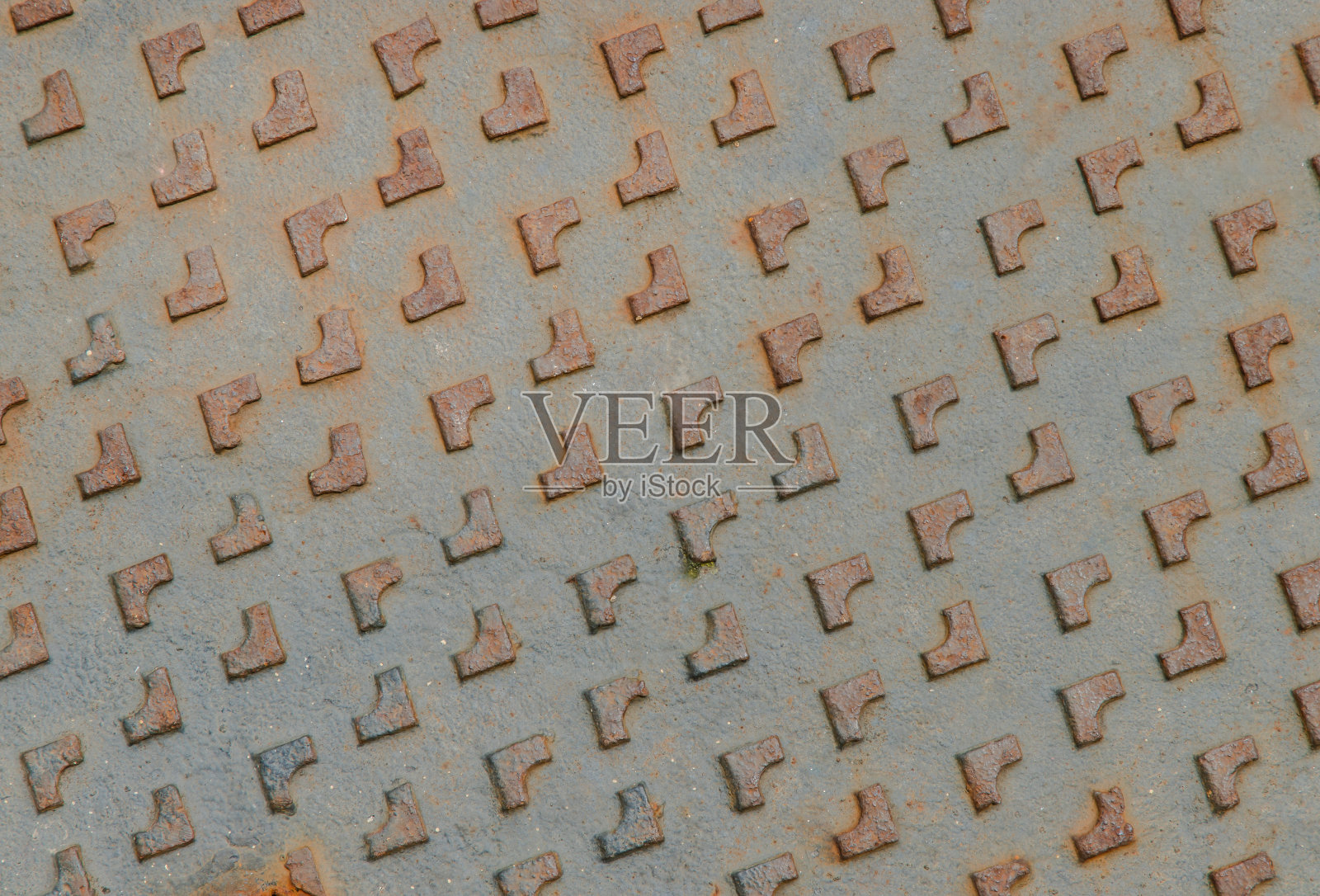 图案的特写:生锈的旧井盖。垃圾井盖，从上面看。照片摄影图片