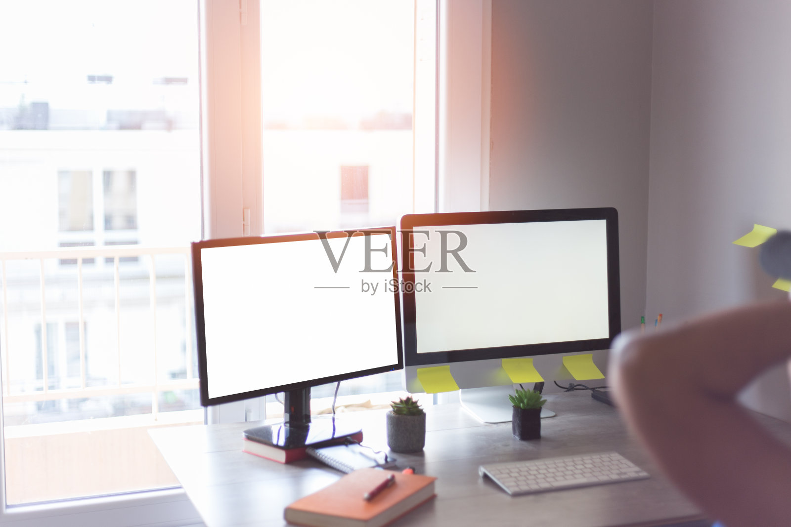 真正的人在家里使用电脑，在家工作的概念照片摄影图片