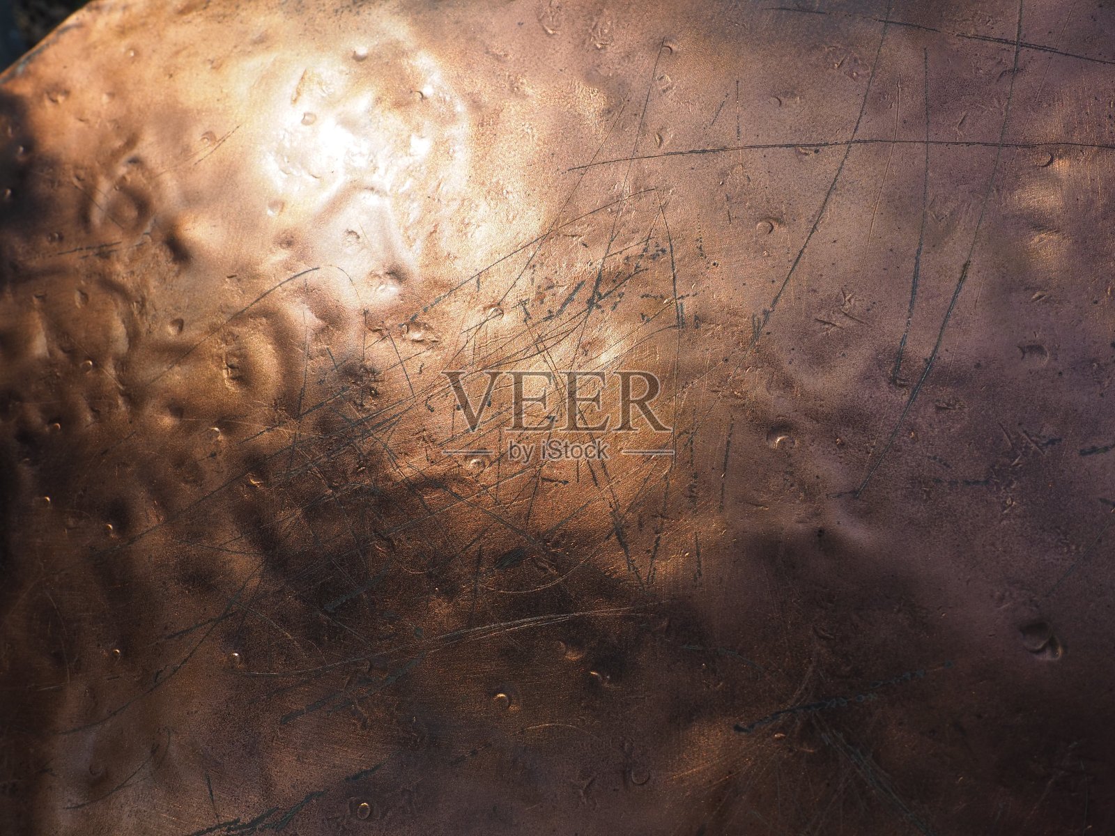 金属青铜纹板。青铜或铜抛光表面有凹痕、划痕和凹痕。金属质感照片摄影图片