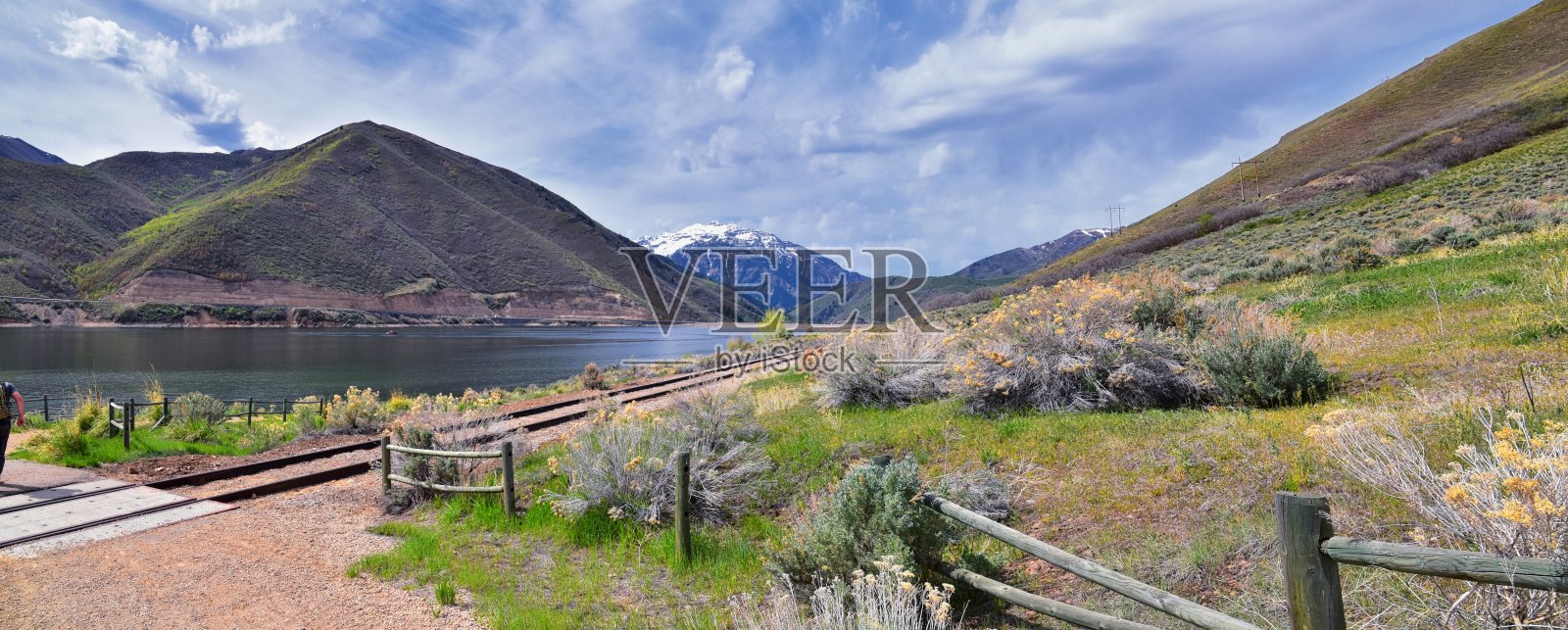 鹿溪水库大坝步道的头部徒步旅行路线全景景观由Heber, Wasatch前落基山脉。犹他州，美国，美国。照片摄影图片