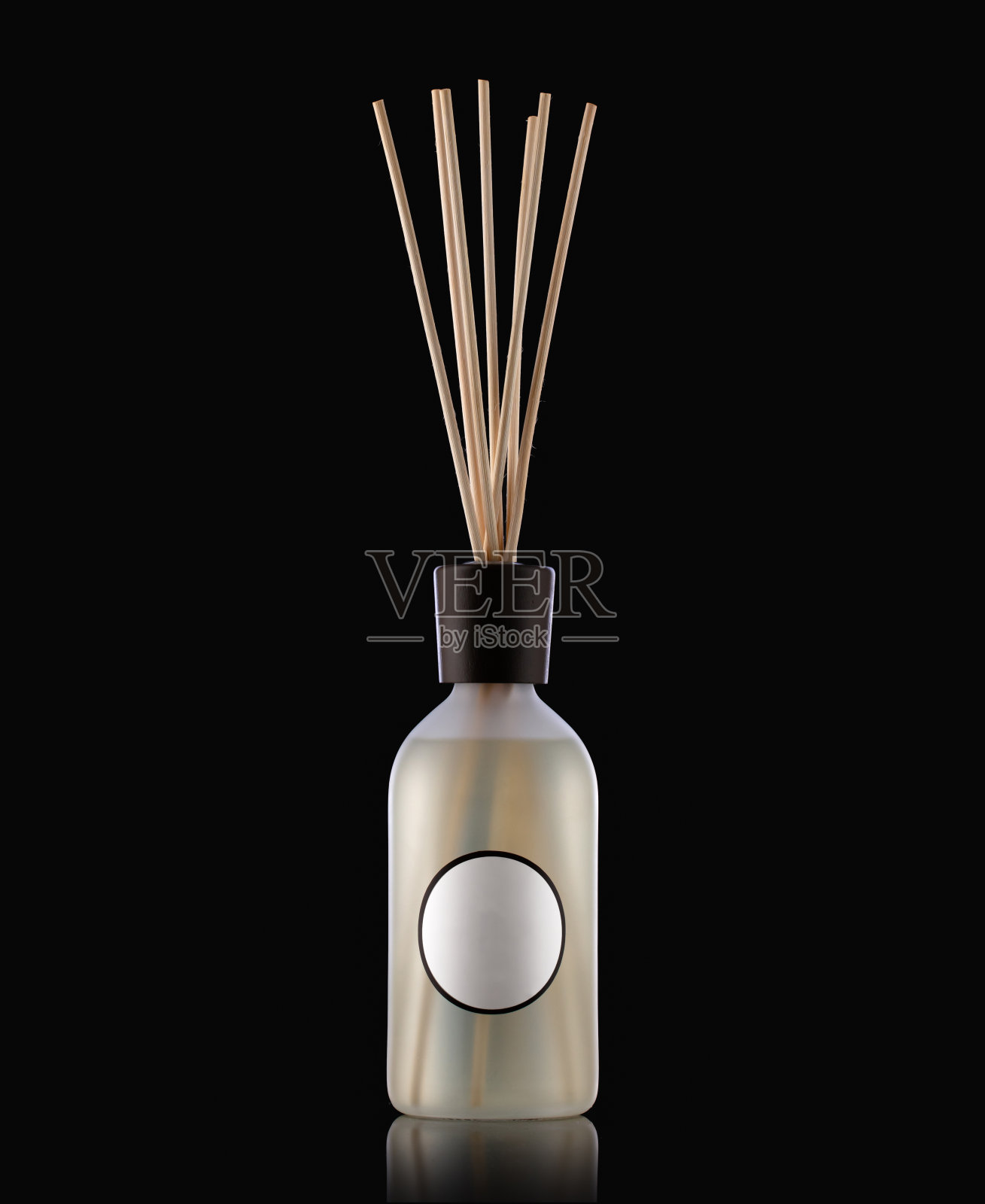 香气在玻璃瓶中孤立的黑色背景。照片摄影图片