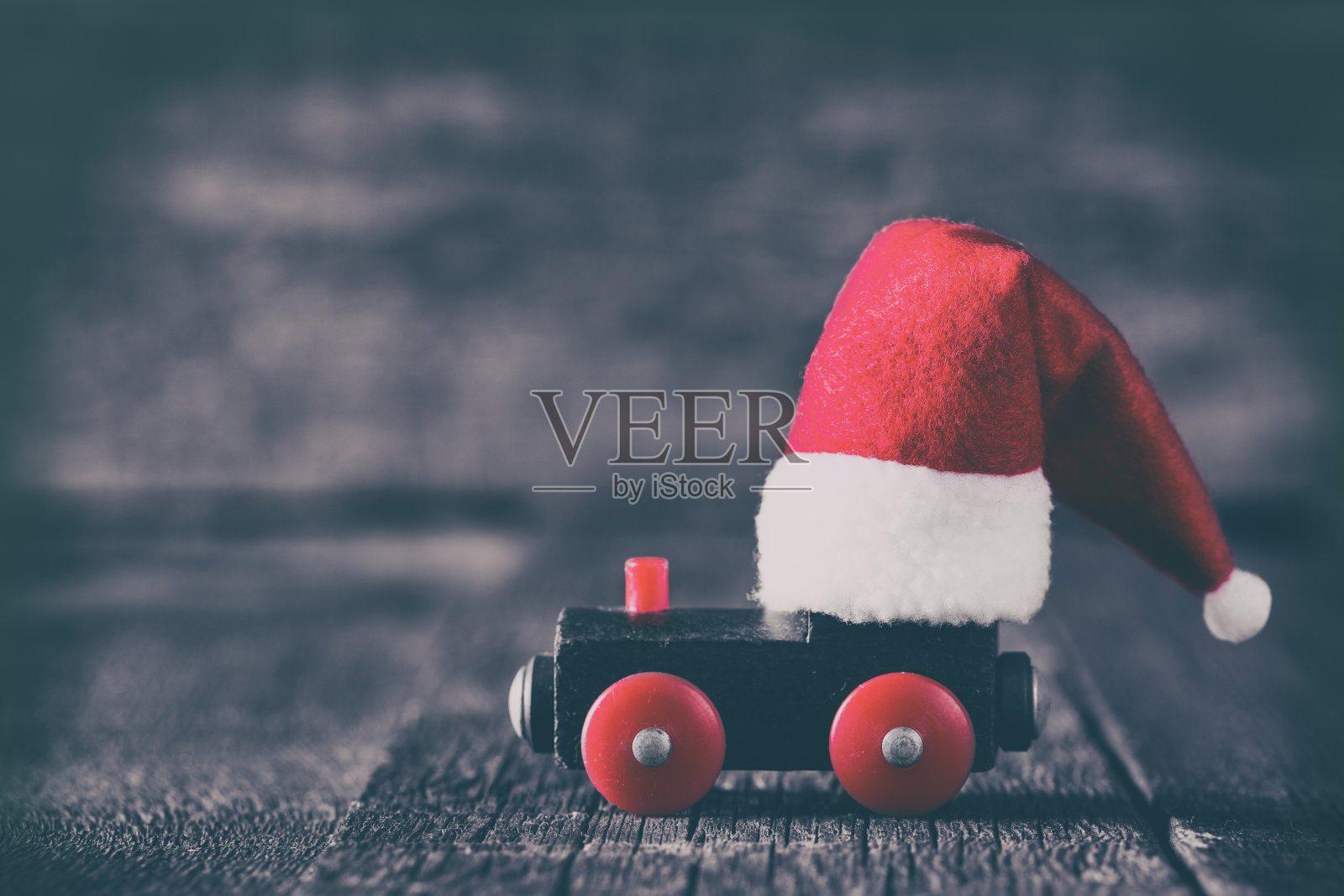旧玩具火车上有圣诞老人助手的帽子照片摄影图片