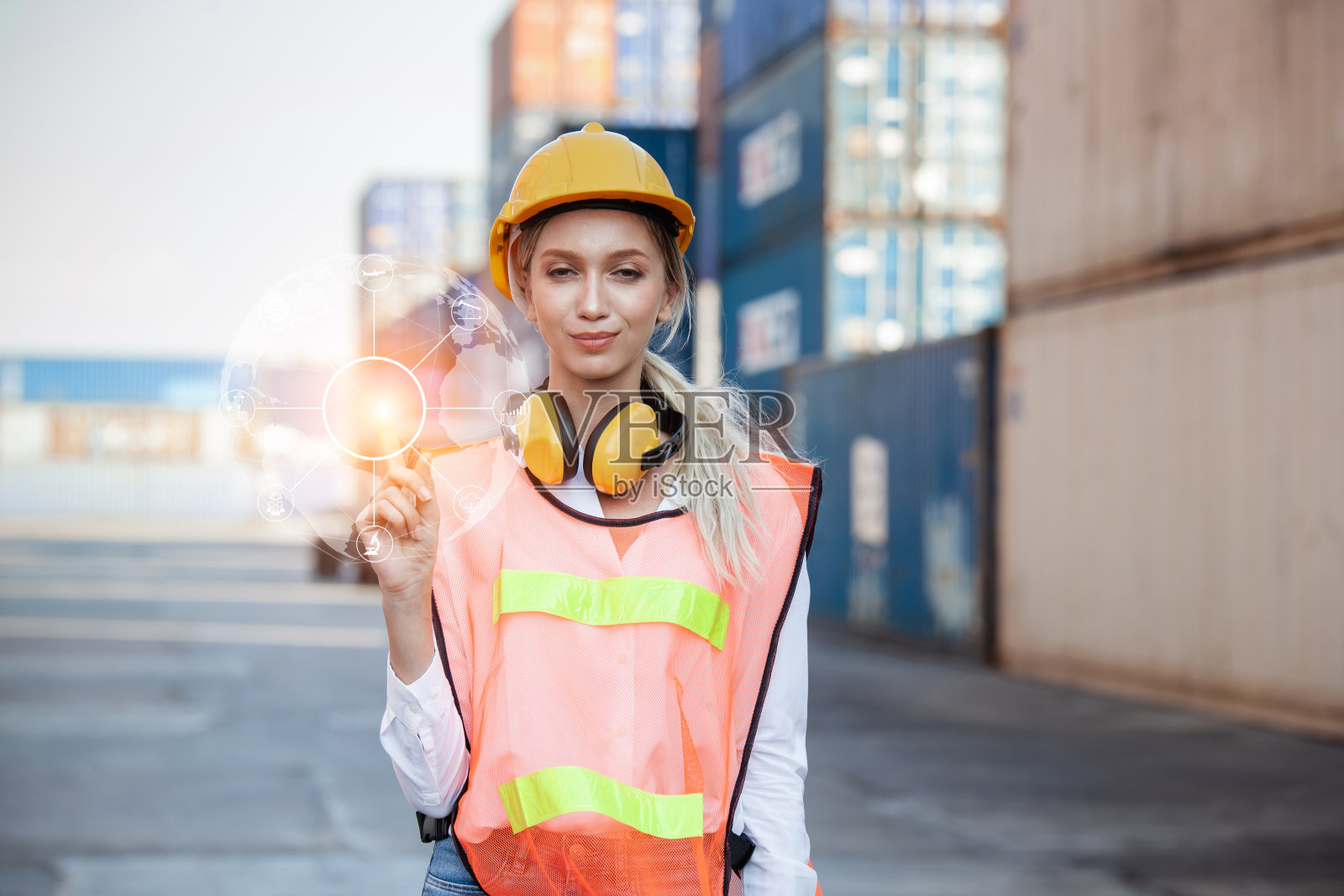 在集装箱堆场工作的工程师。工人和主管检查集装箱数据。集装箱运输物流工程概念照片摄影图片