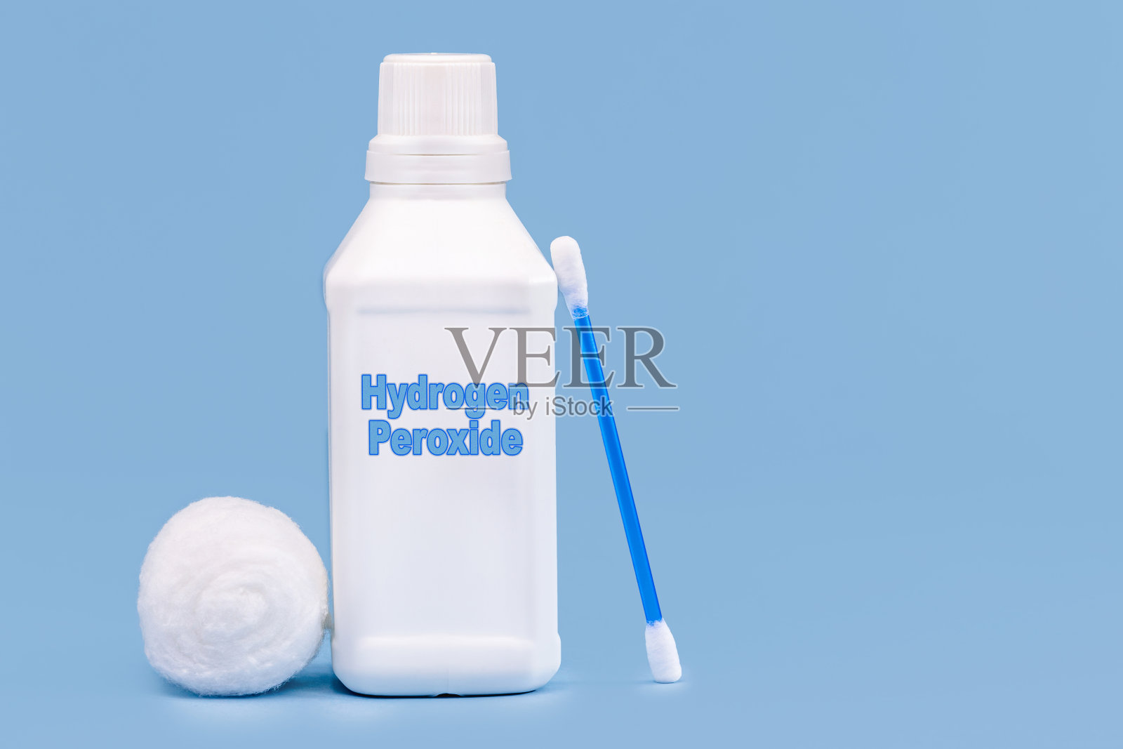 塑料容器，药瓶，英文书写:双氧水，孤立蓝色背景，概念第一护理照片摄影图片