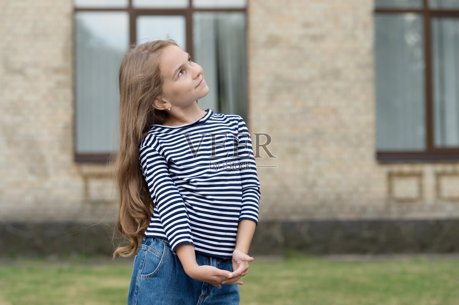 可爱的金发小孩儿穿着休闲时尚夏日都市户外、时尚达人、仿空间照片摄影图片