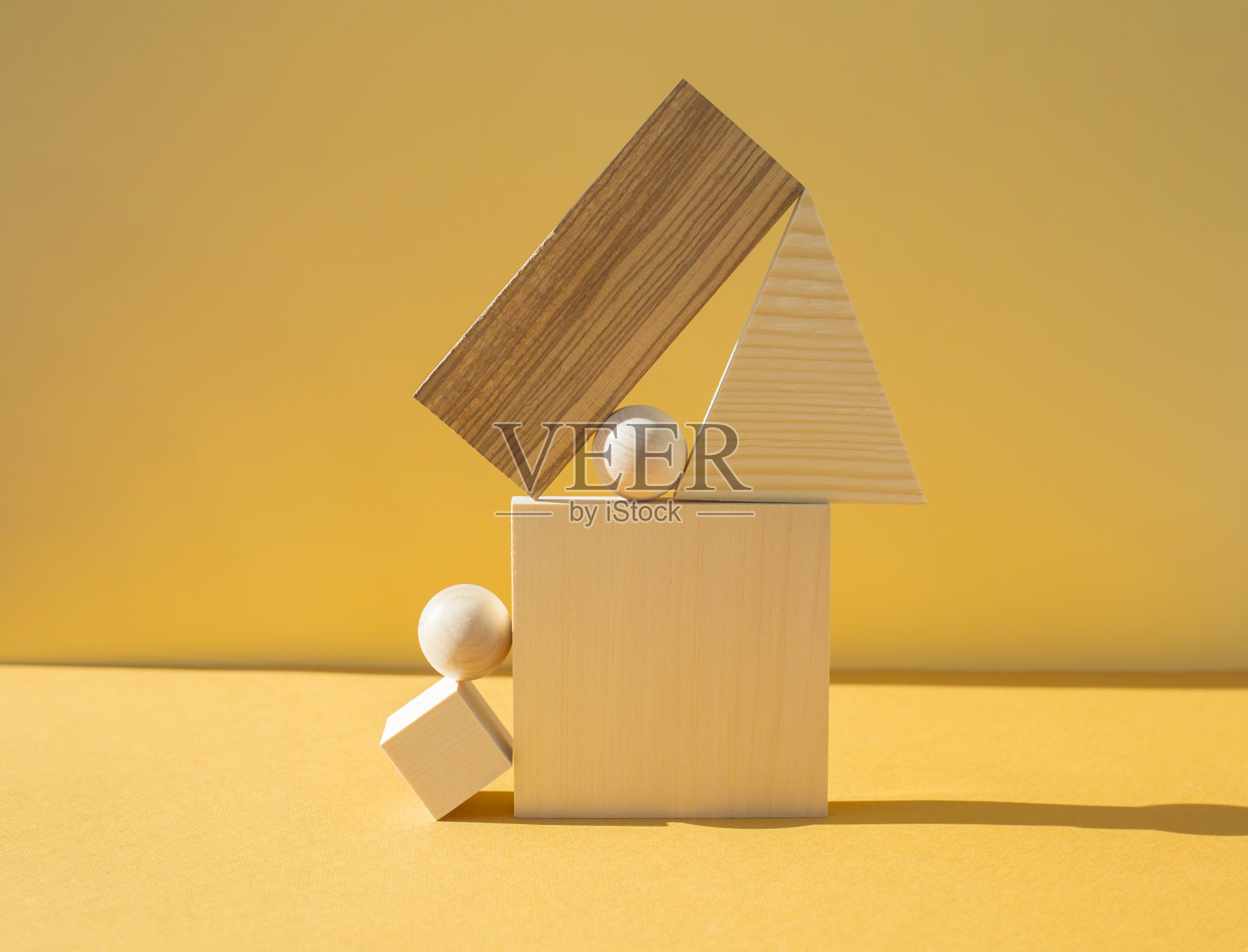 黄色背景上的立体木雕照片摄影图片