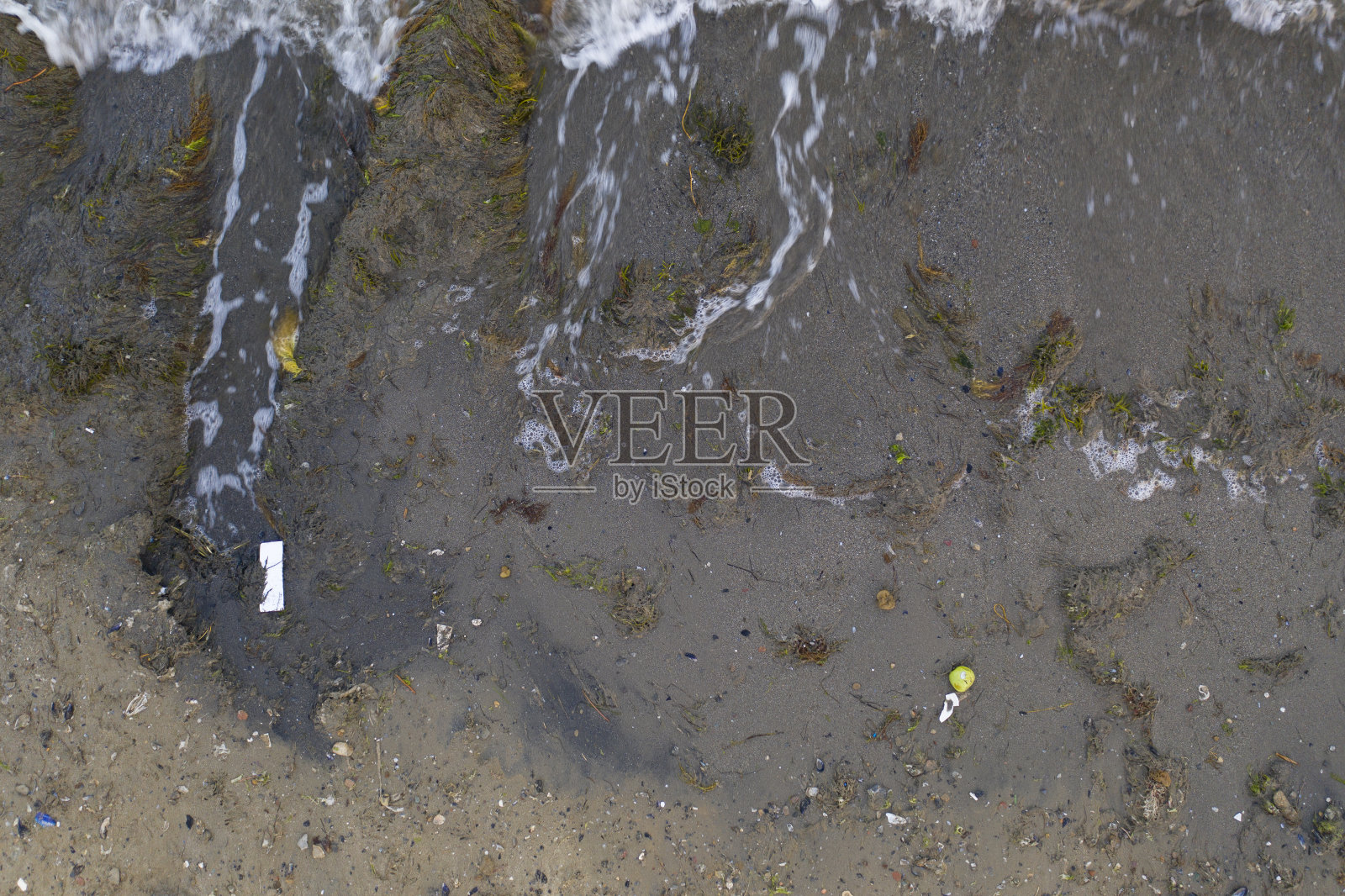 海洋污染和垃圾袭击海滩照片摄影图片