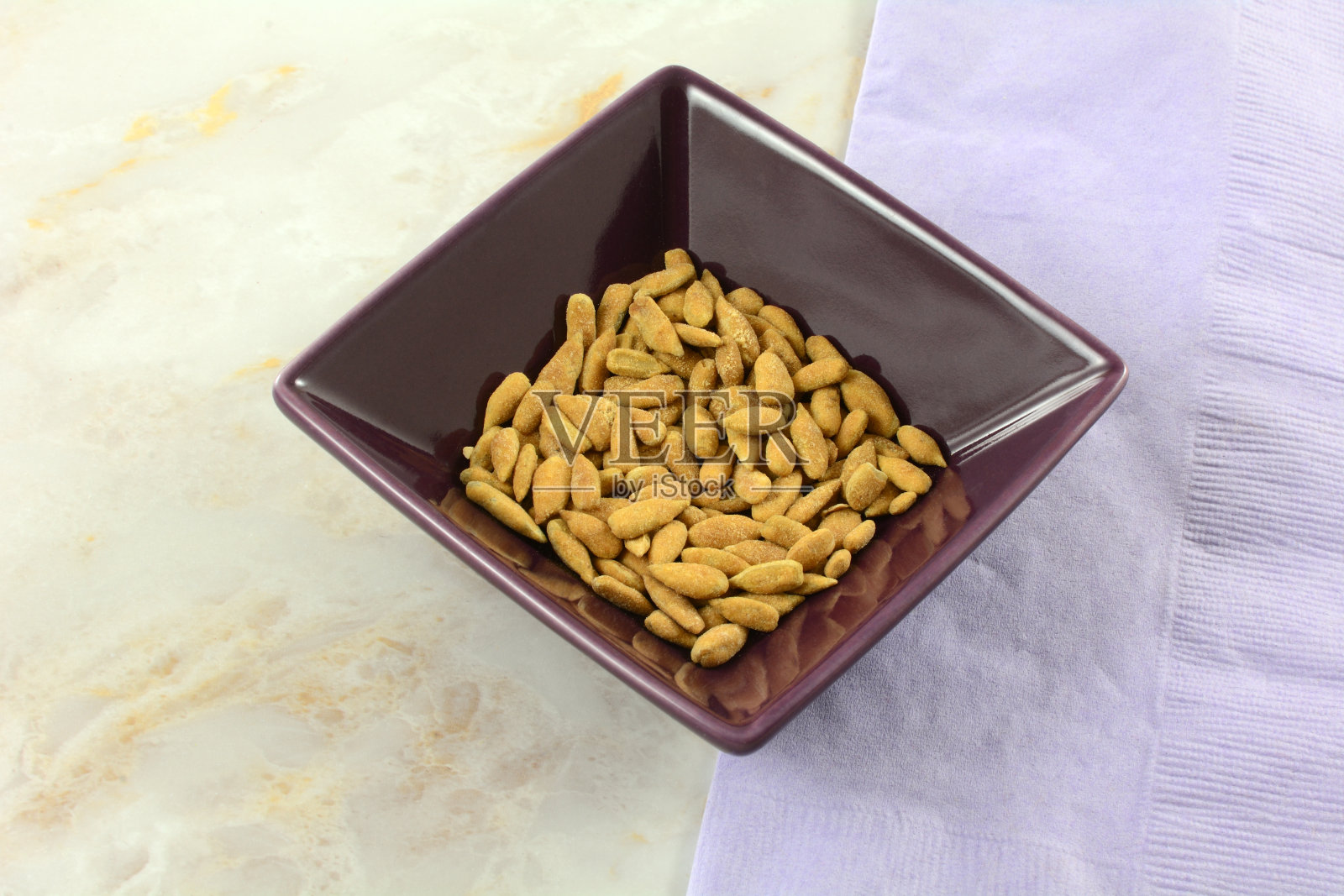 在小吃碗里烤葵花子照片摄影图片