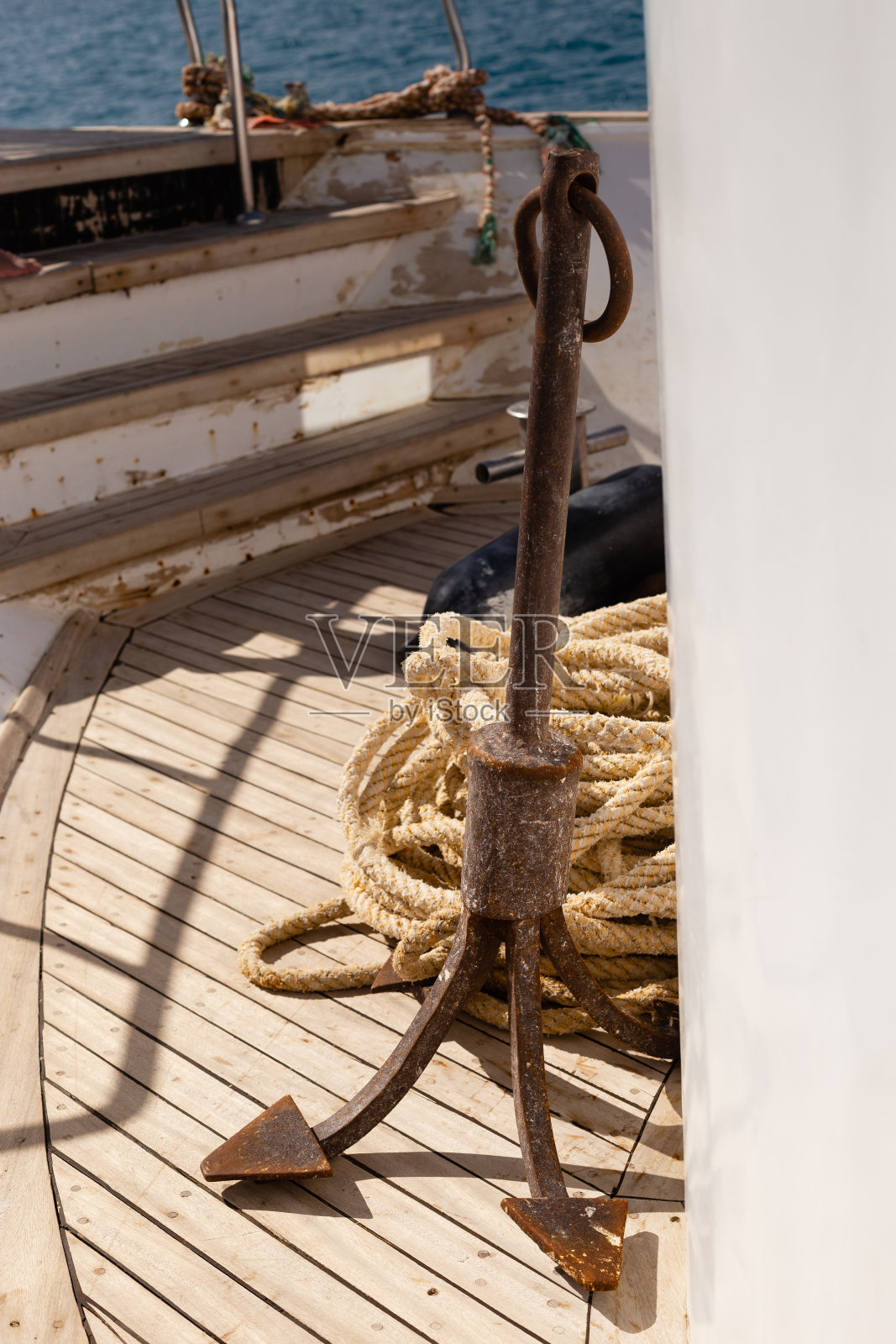 游艇上的锚和绳索照片摄影图片