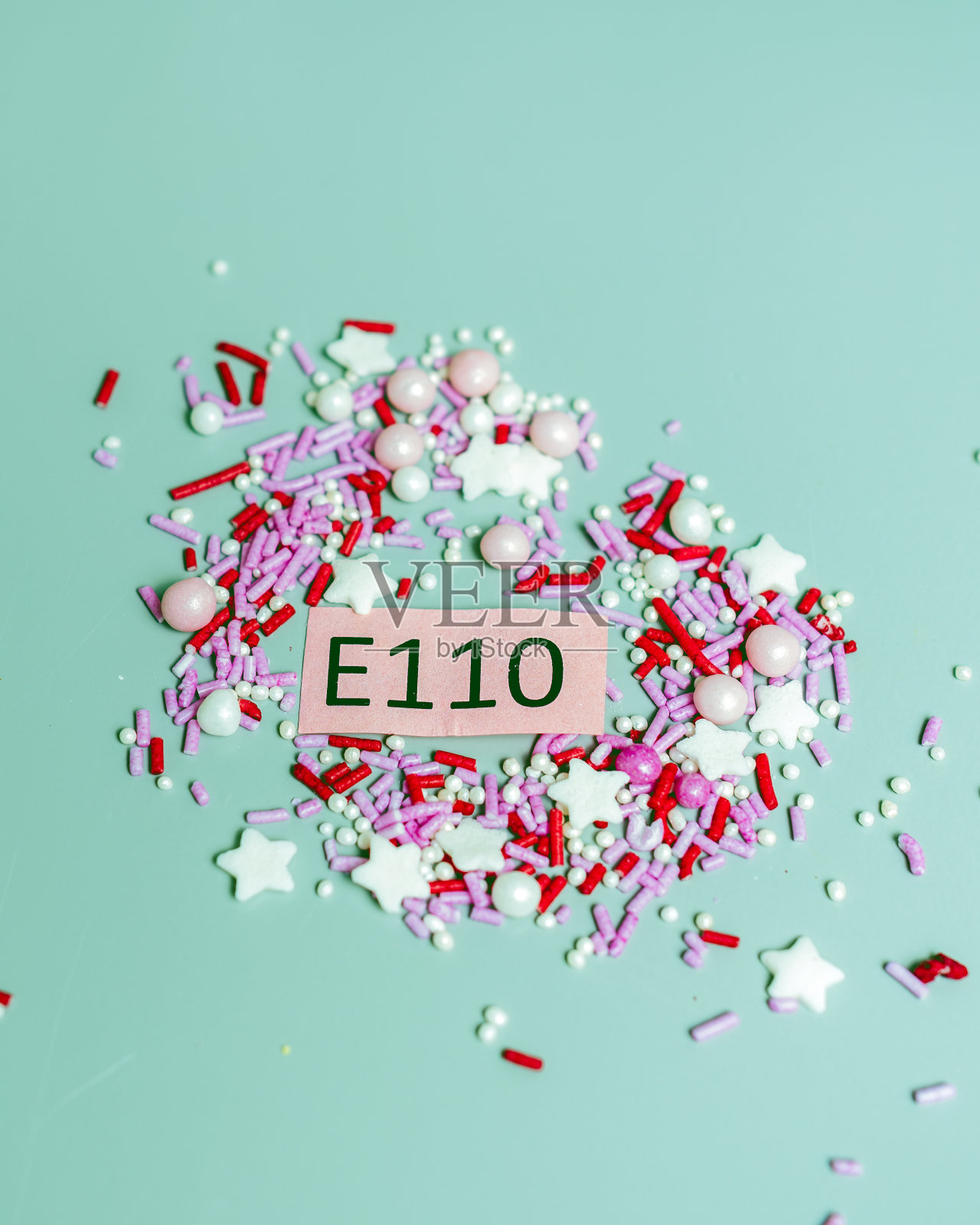 关闭与食品添加剂的名称板。不健康食品的概念。照片摄影图片